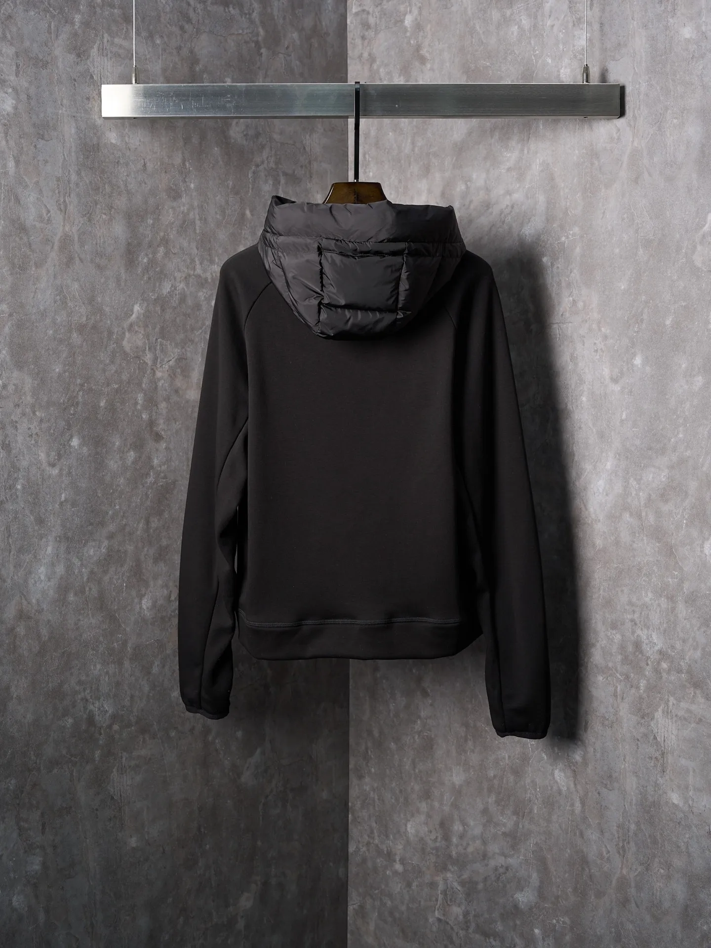 P780 Actual auction] Moncler/Mask Logo woven splicing down jacket [Ready stock] S M L XL custom matte lattice air shield velvet and 300D high-density calendered coating Using the new national standard 90 white duck down (welcome to test) Full of down content, full of warmth, light and fluffy, with a pure and extreme black tone, exuding an irresistible charm The Monlcer triangle logo is embellished on the chest, the power aesthetic of the minimalist logo The concentrated down filling in the front panel creates dynamic insulation for the core heat dissipation zone of the human body. The hooded down is a moving warm flow barrier for the head and neck, forming a thermal energy circulation system with the front panel. The elastic woven sleeves provide freedom of movement with a sense of compression, forming a relaxed and warm philosophy. Real high-end is to let function become the footnote of style. Computer mechanical down filling prioritizes the liner paper pattern to determine the down filling area according to the original three-dimensional effect. Determine the weight of down per square meter to calculate the amount of down filling for each piece. The computerized down filling machine uses a digital weighing unit to achieve stable measurement. 3D three-dimensional quilting technology uses the programming system of the CNC quilting machine to accurately separate the down in different areas to ensure that the fillings are evenly fixed after sewing and avoid agglomeration or shifting. The computerized template machine lines the lines. The computerized template machine lines the line process with extremely high neatness and smoothness. The craftsman accurately controls the size during the operation to ensure that each line meets the design requirements. The lines of the entire template are smooth and uniform. Neat and beautiful. Triple locking and five-thread dense stitching technology. Main seam locking + diagonal reinforcement + raw edge wrapping. Triple structure to form a three-dimensional protective net at the edge of the fabric to avoid stitch breakage.