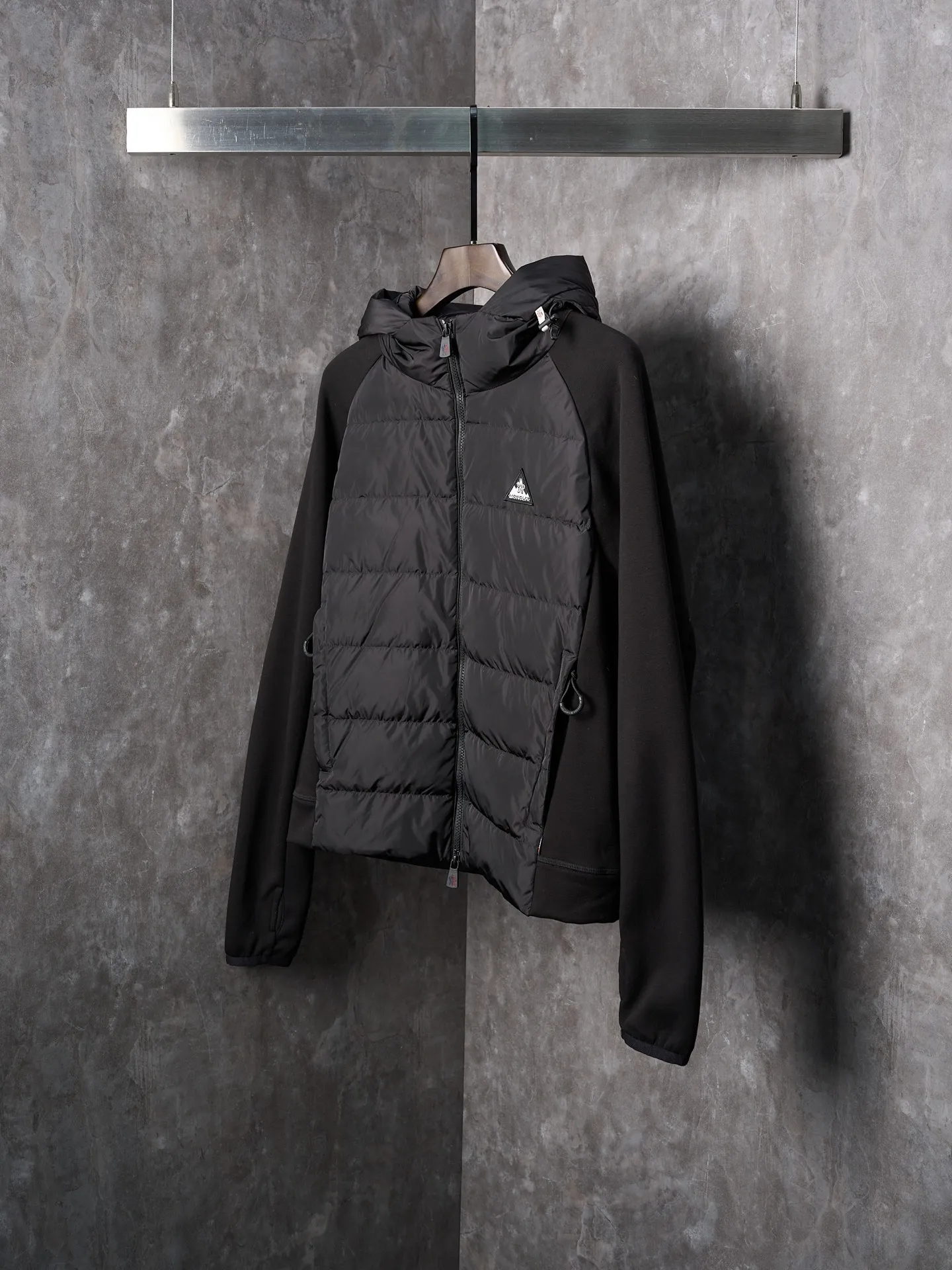 P780 Actual auction] Moncler/Mask Logo woven splicing down jacket [Ready stock] S M L XL custom matte lattice air shield velvet and 300D high-density calendered coating Using the new national standard 90 white duck down (welcome to test) Full of down content, full of warmth, light and fluffy, with a pure and extreme black tone, exuding an irresistible charm The Monlcer triangle logo is embellished on the chest, the power aesthetic of the minimalist logo The concentrated down filling in the front panel creates dynamic insulation for the core heat dissipation zone of the human body. The hooded down is a moving warm flow barrier for the head and neck, forming a thermal energy circulation system with the front panel. The elastic woven sleeves provide freedom of movement with a sense of compression, forming a relaxed and warm philosophy. Real high-end is to let function become the footnote of style. Computer mechanical down filling prioritizes the liner paper pattern to determine the down filling area according to the original three-dimensional effect. Determine the weight of down per square meter to calculate the amount of down filling for each piece. The computerized down filling machine uses a digital weighing unit to achieve stable measurement. 3D three-dimensional quilting technology uses the programming system of the CNC quilting machine to accurately separate the down in different areas to ensure that the fillings are evenly fixed after sewing and avoid agglomeration or shifting. The computerized template machine lines the lines. The computerized template machine lines the line process with extremely high neatness and smoothness. The craftsman accurately controls the size during the operation to ensure that each line meets the design requirements. The lines of the entire template are smooth and uniform. Neat and beautiful. Triple locking and five-thread dense stitching technology. Main seam locking + diagonal reinforcement + raw edge wrapping. Triple structure to form a three-dimensional protective net at the edge of the fabric to avoid stitch breakage.