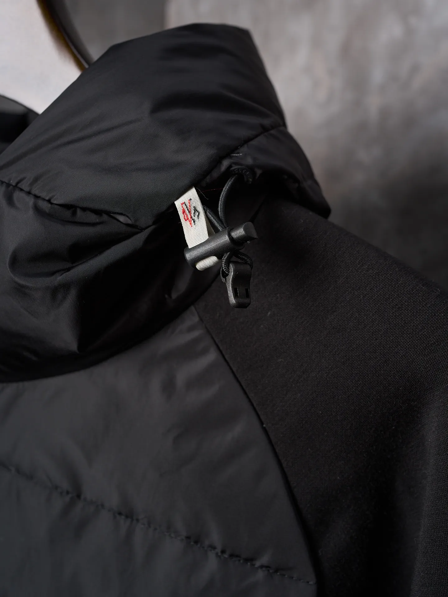 P780 Actual auction] Moncler/Mask Logo woven splicing down jacket [Ready stock] S M L XL custom matte lattice air shield velvet and 300D high-density calendered coating Using the new national standard 90 white duck down (welcome to test) Full of down content, full of warmth, light and fluffy, with a pure and extreme black tone, exuding an irresistible charm The Monlcer triangle logo is embellished on the chest, the power aesthetic of the minimalist logo The concentrated down filling in the front panel creates dynamic insulation for the core heat dissipation zone of the human body. The hooded down is a moving warm flow barrier for the head and neck, forming a thermal energy circulation system with the front panel. The elastic woven sleeves provide freedom of movement with a sense of compression, forming a relaxed and warm philosophy. Real high-end is to let function become the footnote of style. Computer mechanical down filling prioritizes the liner paper pattern to determine the down filling area according to the original three-dimensional effect. Determine the weight of down per square meter to calculate the amount of down filling for each piece. The computerized down filling machine uses a digital weighing unit to achieve stable measurement. 3D three-dimensional quilting technology uses the programming system of the CNC quilting machine to accurately separate the down in different areas to ensure that the fillings are evenly fixed after sewing and avoid agglomeration or shifting. The computerized template machine lines the lines. The computerized template machine lines the line process with extremely high neatness and smoothness. The craftsman accurately controls the size during the operation to ensure that each line meets the design requirements. The lines of the entire template are smooth and uniform. Neat and beautiful. Triple locking and five-thread dense stitching technology. Main seam locking + diagonal reinforcement + raw edge wrapping. Triple structure to form a three-dimensional protective net at the edge of the fabric to avoid stitch breakage.