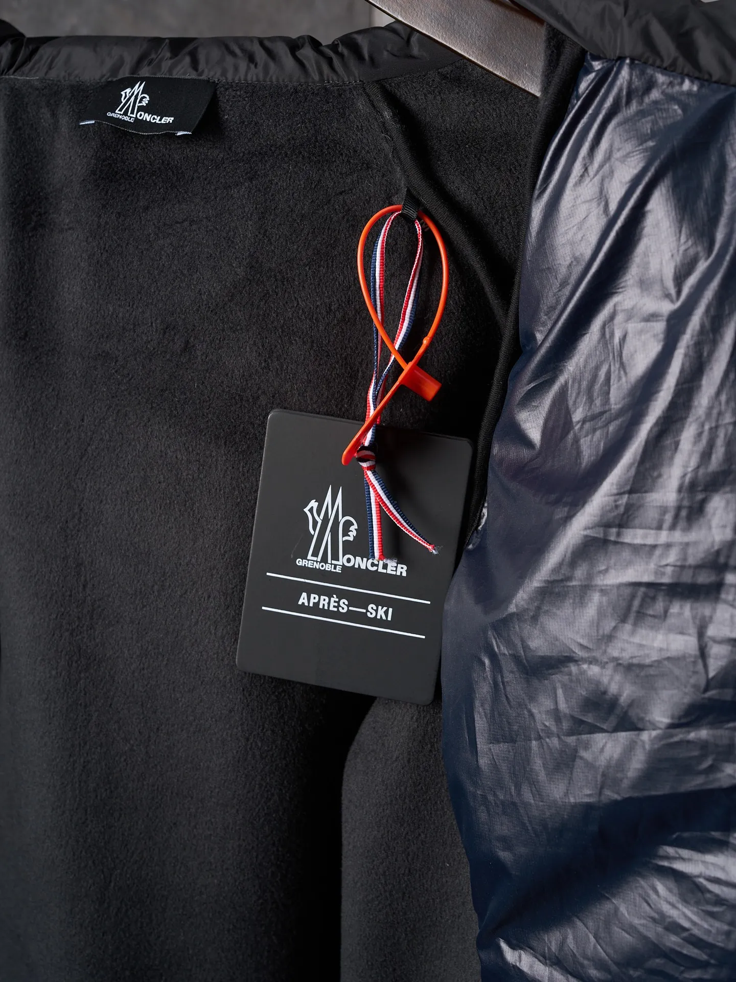 P780 Actual auction] Moncler/Mask Logo woven splicing down jacket [Ready stock] S M L XL custom matte lattice air shield velvet and 300D high-density calendered coating Using the new national standard 90 white duck down (welcome to test) Full of down content, full of warmth, light and fluffy, with a pure and extreme black tone, exuding an irresistible charm The Monlcer triangle logo is embellished on the chest, the power aesthetic of the minimalist logo The concentrated down filling in the front panel creates dynamic insulation for the core heat dissipation zone of the human body. The hooded down is a moving warm flow barrier for the head and neck, forming a thermal energy circulation system with the front panel. The elastic woven sleeves provide freedom of movement with a sense of compression, forming a relaxed and warm philosophy. Real high-end is to let function become the footnote of style. Computer mechanical down filling prioritizes the liner paper pattern to determine the down filling area according to the original three-dimensional effect. Determine the weight of down per square meter to calculate the amount of down filling for each piece. The computerized down filling machine uses a digital weighing unit to achieve stable measurement. 3D three-dimensional quilting technology uses the programming system of the CNC quilting machine to accurately separate the down in different areas to ensure that the fillings are evenly fixed after sewing and avoid agglomeration or shifting. The computerized template machine lines the lines. The computerized template machine lines the line process with extremely high neatness and smoothness. The craftsman accurately controls the size during the operation to ensure that each line meets the design requirements. The lines of the entire template are smooth and uniform. Neat and beautiful. Triple locking and five-thread dense stitching technology. Main seam locking + diagonal reinforcement + raw edge wrapping. Triple structure to form a three-dimensional protective net at the edge of the fabric to avoid stitch breakage.
