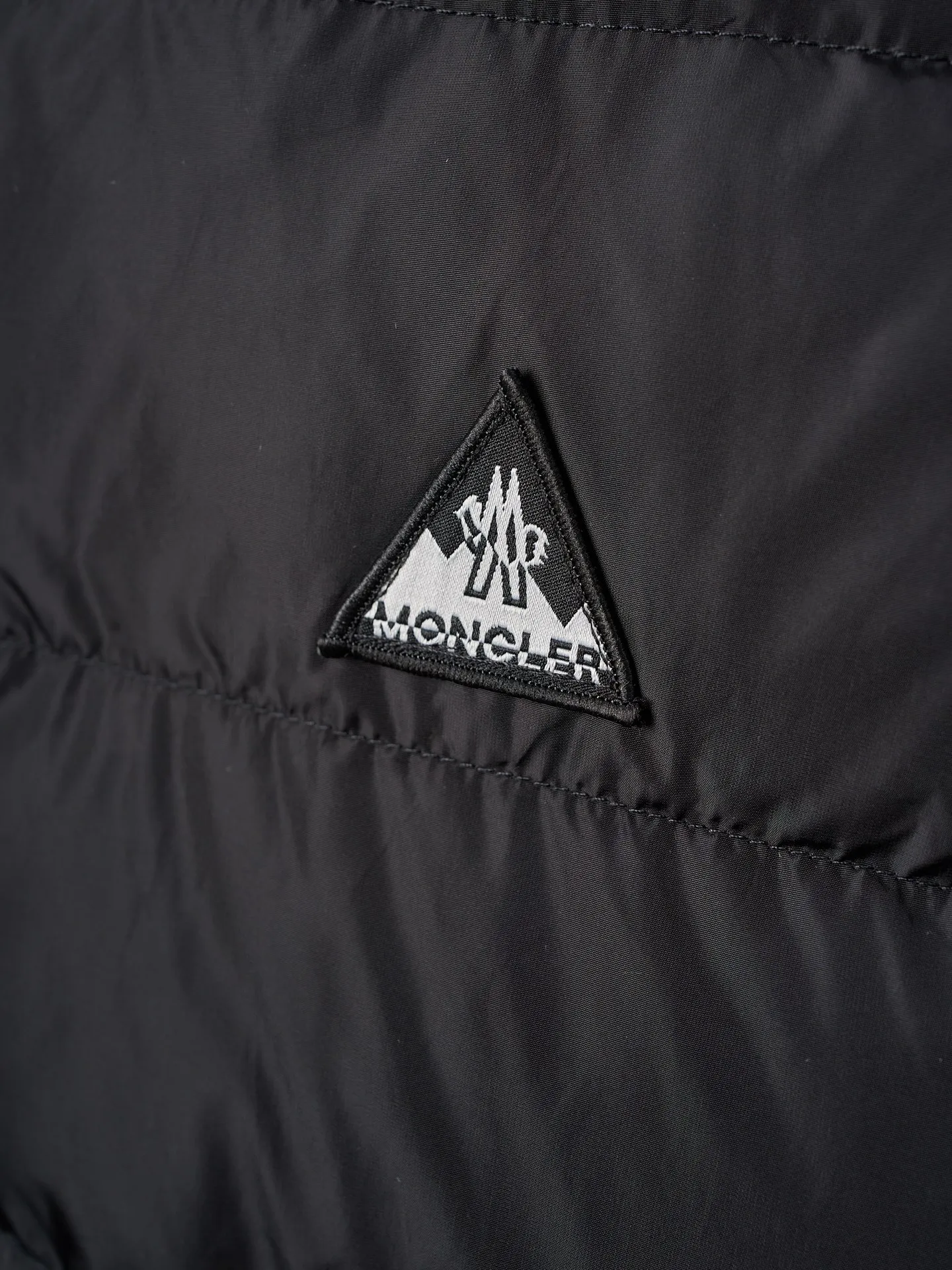P780 Actual auction] Moncler/Mask Logo woven splicing down jacket [Ready stock] S M L XL custom matte lattice air shield velvet and 300D high-density calendered coating Using the new national standard 90 white duck down (welcome to test) Full of down content, full of warmth, light and fluffy, with a pure and extreme black tone, exuding an irresistible charm The Monlcer triangle logo is embellished on the chest, the power aesthetic of the minimalist logo The concentrated down filling in the front panel creates dynamic insulation for the core heat dissipation zone of the human body. The hooded down is a moving warm flow barrier for the head and neck, forming a thermal energy circulation system with the front panel. The elastic woven sleeves provide freedom of movement with a sense of compression, forming a relaxed and warm philosophy. Real high-end is to let function become the footnote of style. Computer mechanical down filling prioritizes the liner paper pattern to determine the down filling area according to the original three-dimensional effect. Determine the weight of down per square meter to calculate the amount of down filling for each piece. The computerized down filling machine uses a digital weighing unit to achieve stable measurement. 3D three-dimensional quilting technology uses the programming system of the CNC quilting machine to accurately separate the down in different areas to ensure that the fillings are evenly fixed after sewing and avoid agglomeration or shifting. The computerized template machine lines the lines. The computerized template machine lines the line process with extremely high neatness and smoothness. The craftsman accurately controls the size during the operation to ensure that each line meets the design requirements. The lines of the entire template are smooth and uniform. Neat and beautiful. Triple locking and five-thread dense stitching technology. Main seam locking + diagonal reinforcement + raw edge wrapping. Triple structure to form a three-dimensional protective net at the edge of the fabric to avoid stitch breakage.