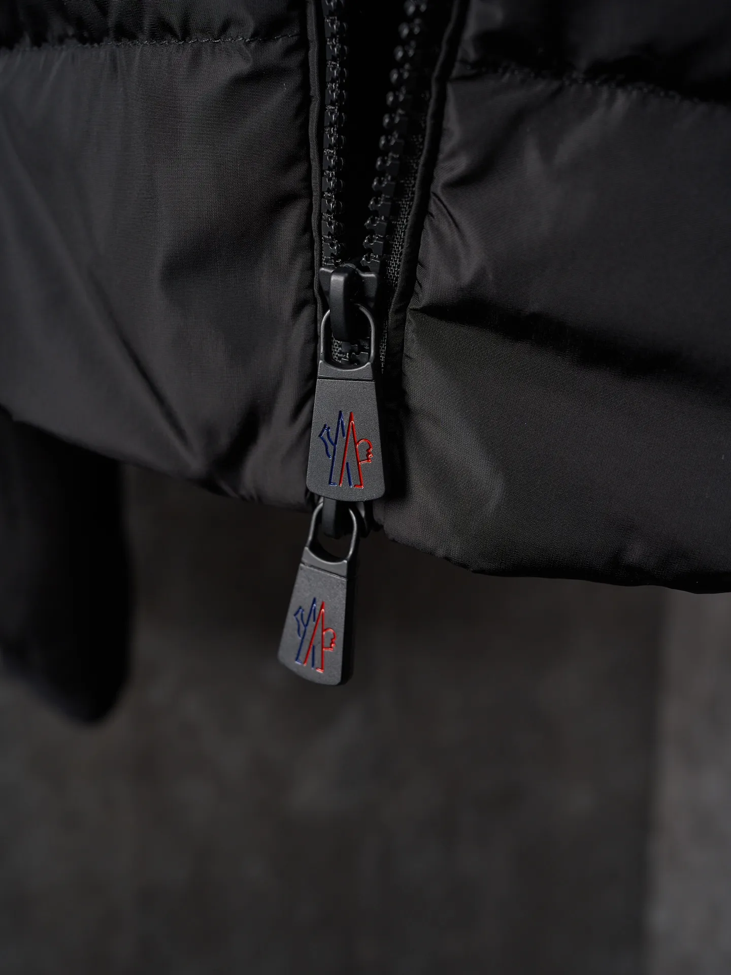 P780 Actual auction] Moncler/Mask Logo woven splicing down jacket [Ready stock] S M L XL custom matte lattice air shield velvet and 300D high-density calendered coating Using the new national standard 90 white duck down (welcome to test) Full of down content, full of warmth, light and fluffy, with a pure and extreme black tone, exuding an irresistible charm The Monlcer triangle logo is embellished on the chest, the power aesthetic of the minimalist logo The concentrated down filling in the front panel creates dynamic insulation for the core heat dissipation zone of the human body. The hooded down is a moving warm flow barrier for the head and neck, forming a thermal energy circulation system with the front panel. The elastic woven sleeves provide freedom of movement with a sense of compression, forming a relaxed and warm philosophy. Real high-end is to let function become the footnote of style. Computer mechanical down filling prioritizes the liner paper pattern to determine the down filling area according to the original three-dimensional effect. Determine the weight of down per square meter to calculate the amount of down filling for each piece. The computerized down filling machine uses a digital weighing unit to achieve stable measurement. 3D three-dimensional quilting technology uses the programming system of the CNC quilting machine to accurately separate the down in different areas to ensure that the fillings are evenly fixed after sewing and avoid agglomeration or shifting. The computerized template machine lines the lines. The computerized template machine lines the line process with extremely high neatness and smoothness. The craftsman accurately controls the size during the operation to ensure that each line meets the design requirements. The lines of the entire template are smooth and uniform. Neat and beautiful. Triple locking and five-thread dense stitching technology. Main seam locking + diagonal reinforcement + raw edge wrapping. Triple structure to form a three-dimensional protective net at the edge of the fabric to avoid stitch breakage.