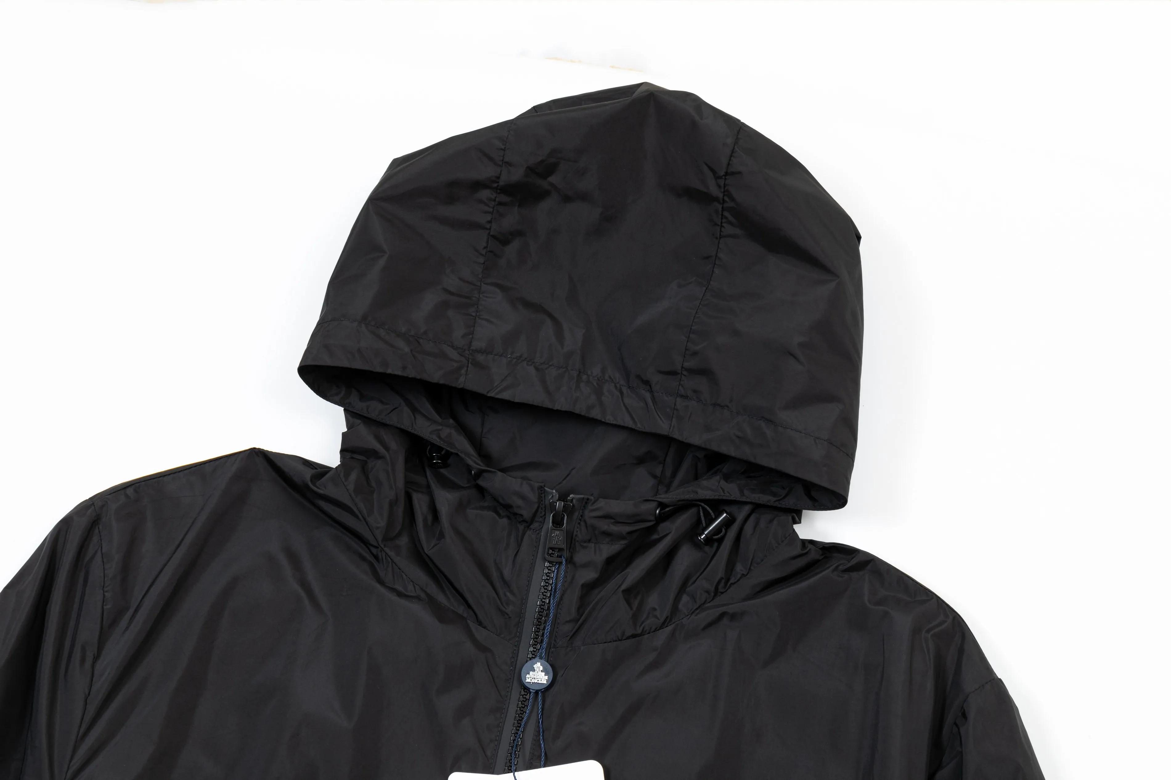 P410 2025 MONCLER new autumn and winter products Customized hardware Embroidered Logo. High-quality hooded jacket Mainly recommended version Selected custom fabrics Higher grade High-density memory brushed lining More fashionable and comfortable High-standard customization The upper body is very stylish Classic and versatile Can be matched with any fashion The fit is super good and highly recommended!  Color: royal blue black Size: M-3XL
