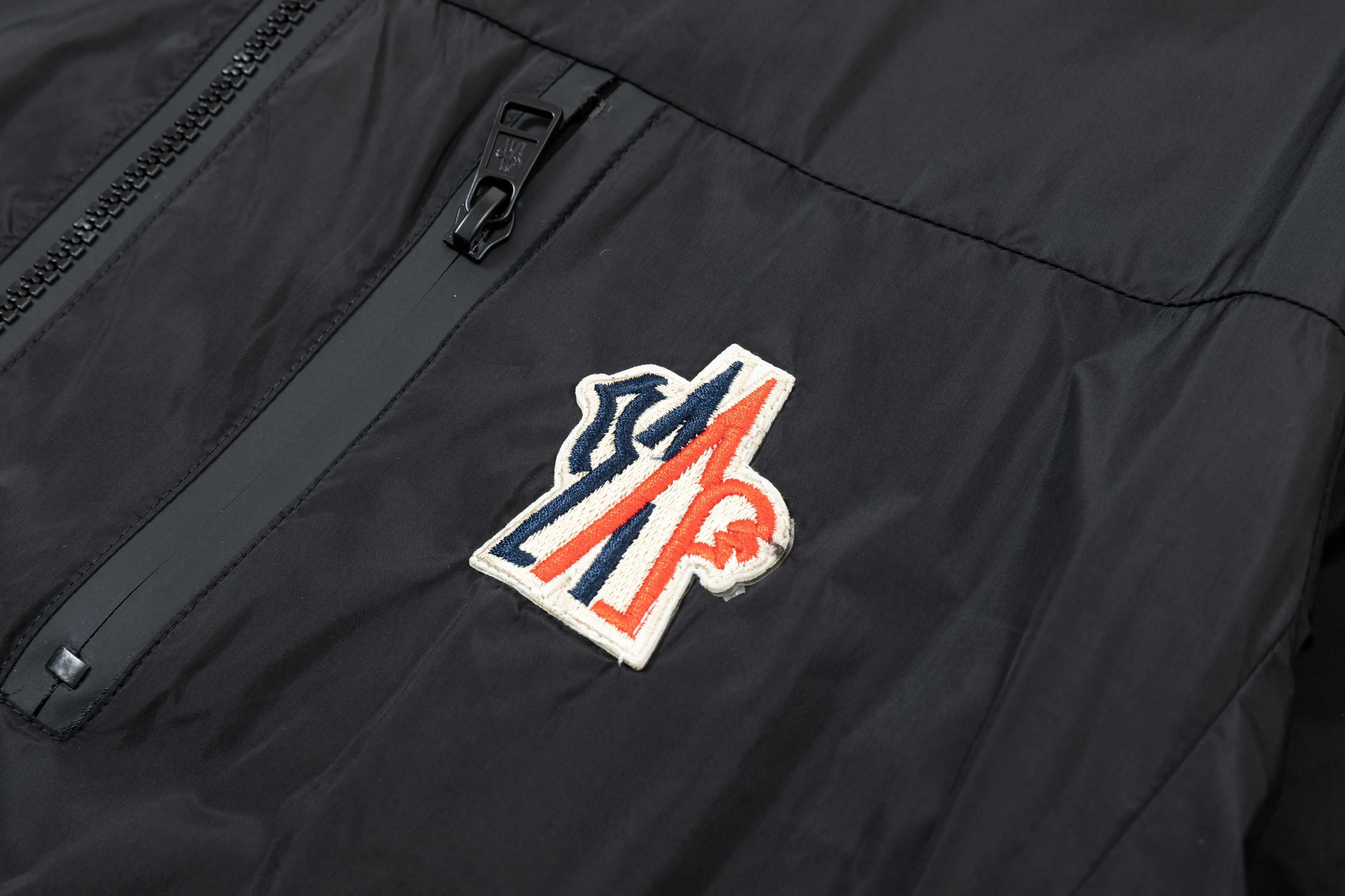 P410 2025 MONCLER new autumn and winter products Customized hardware Embroidered Logo. High-quality hooded jacket Mainly recommended version Selected custom fabrics Higher grade High-density memory brushed lining More fashionable and comfortable High-standard customization The upper body is very stylish Classic and versatile Can be matched with any fashion The fit is super good and highly recommended!  Color: royal blue black Size: M-3XL