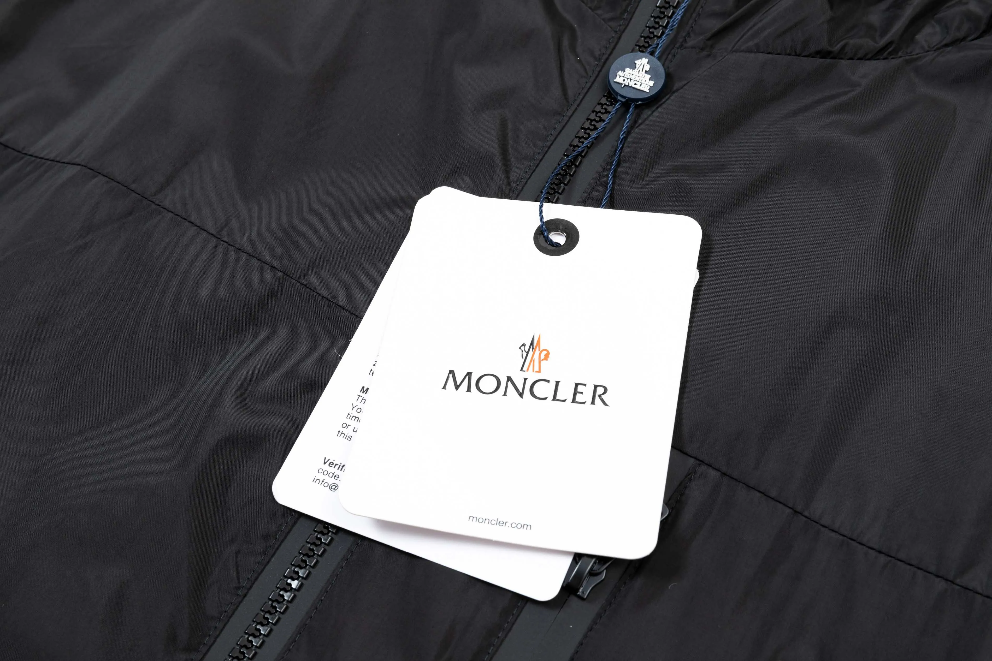 P410 2025 MONCLER new autumn and winter products Customized hardware Embroidered Logo. High-quality hooded jacket Mainly recommended version Selected custom fabrics Higher grade High-density memory brushed lining More fashionable and comfortable High-standard customization The upper body is very stylish Classic and versatile Can be matched with any fashion The fit is super good and highly recommended!  Color: royal blue black Size: M-3XL