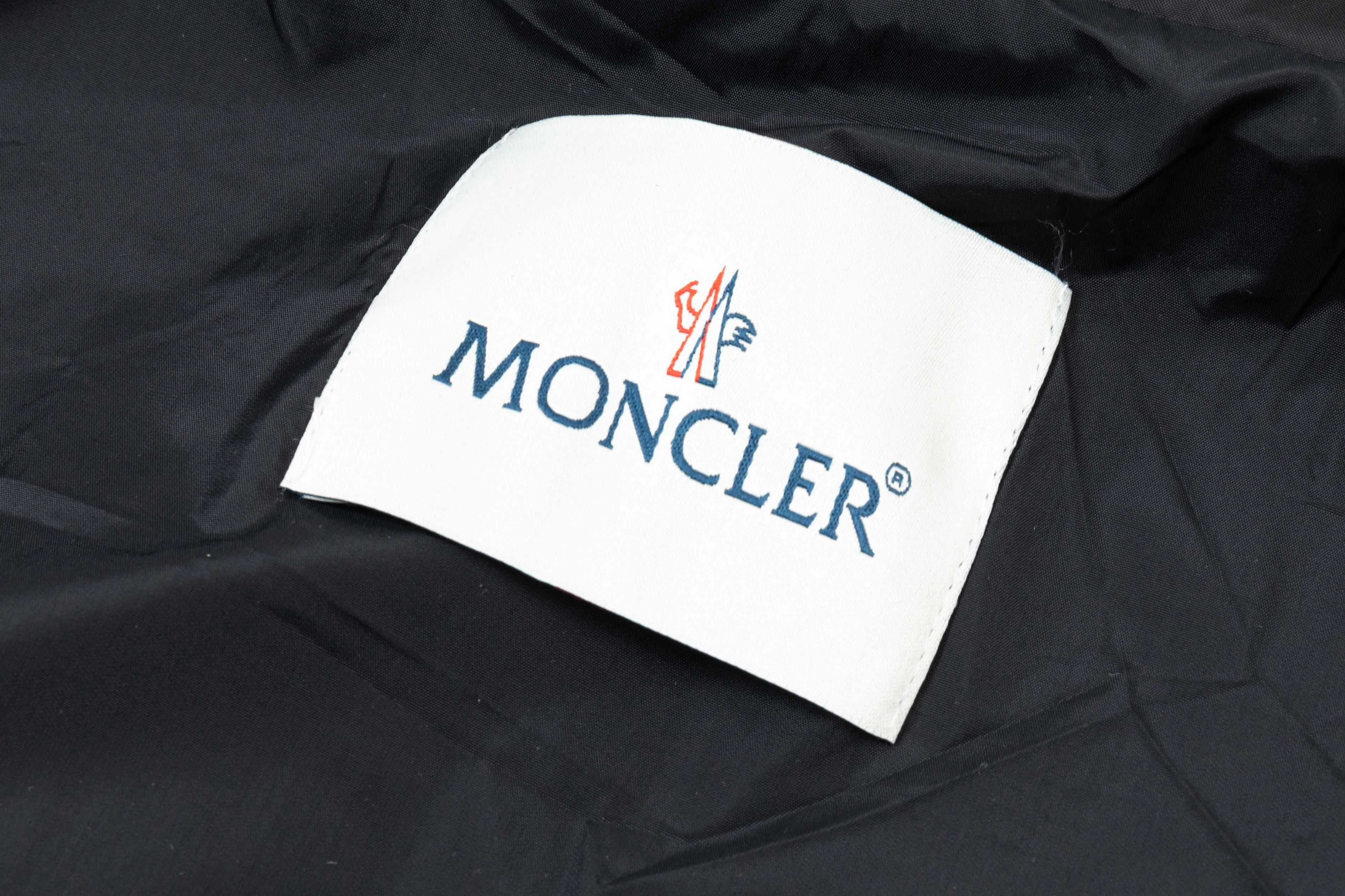 P410 2025 MONCLER new autumn and winter products Customized hardware Embroidered Logo. High-quality hooded jacket Mainly recommended version Selected custom fabrics Higher grade High-density memory brushed lining More fashionable and comfortable High-standard customization The upper body is very stylish Classic and versatile Can be matched with any fashion The fit is super good and highly recommended!  Color: royal blue black Size: M-3XL