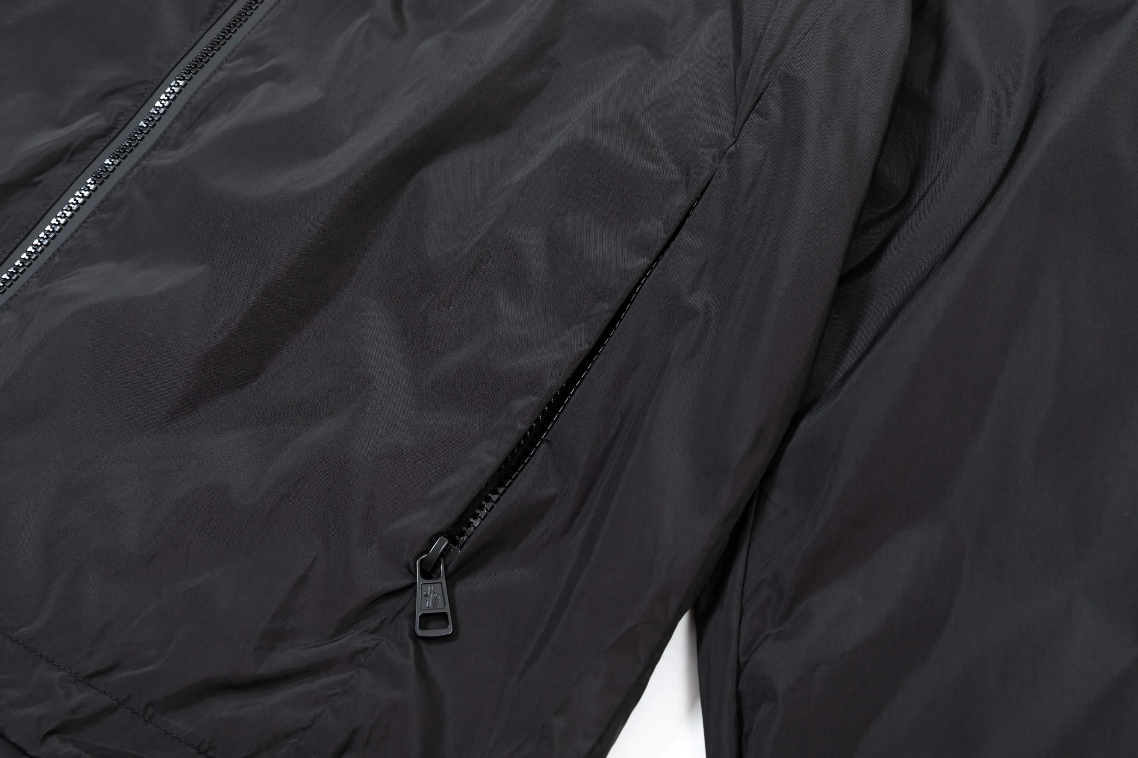 P410 2025 MONCLER new autumn and winter products Customized hardware Embroidered Logo. High-quality hooded jacket Mainly recommended version Selected custom fabrics Higher grade High-density memory brushed lining More fashionable and comfortable High-standard customization The upper body is very stylish Classic and versatile Can be matched with any fashion The fit is super good and highly recommended!  Color: royal blue black Size: M-3XL
