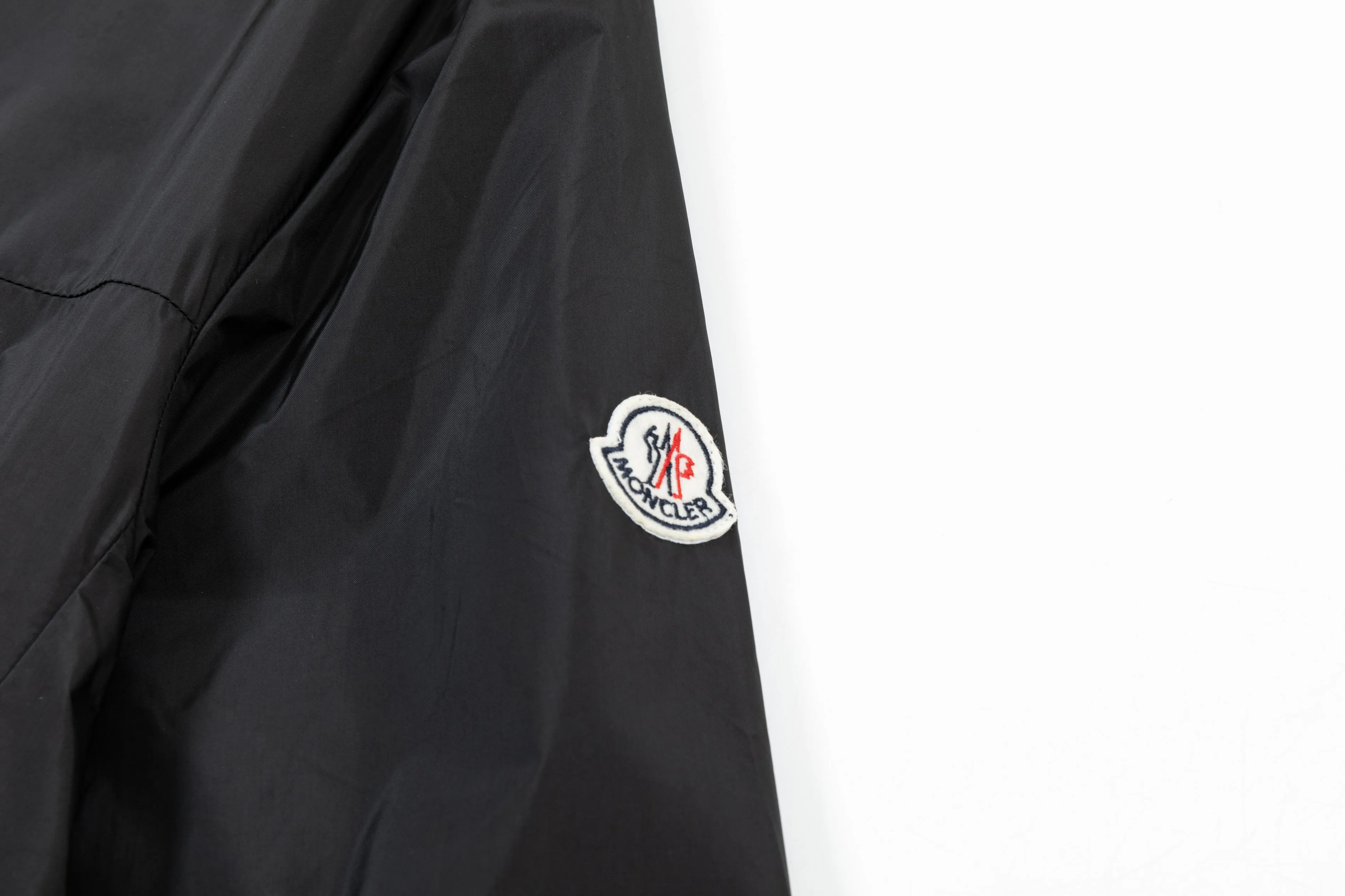 P410 2025 MONCLER new autumn and winter products Customized hardware Embroidered Logo. High-quality hooded jacket Mainly recommended version Selected custom fabrics Higher grade High-density memory brushed lining More fashionable and comfortable High-standard customization The upper body is very stylish Classic and versatile Can be matched with any fashion The fit is super good and highly recommended!  Color: royal blue black Size: M-3XL