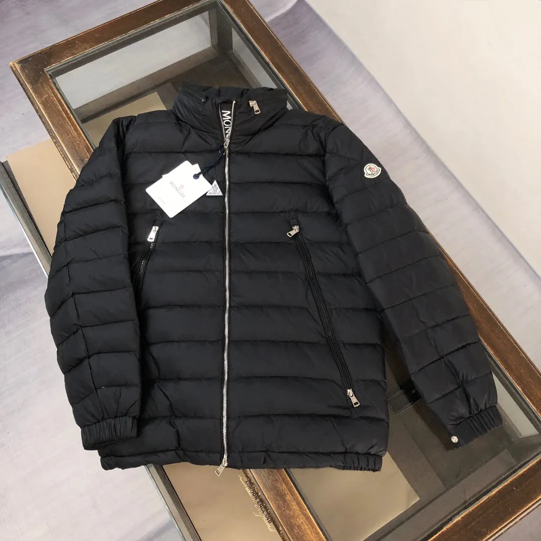 P800 Moncler 2025 latest men's lightweight motorcycle style stand-collar hidden hooded down jacket ⭐️ Same style as the official website, on sale at counters!  ✨Imported fabrics supplied by customers, windproof and snowproof, with first-class feel, full texture and no velvet! The inside is full of down, international standard 90 duck down, with high fluffiness and excellent warmth retention performance! The hardware has the iconic logo! ✨Simple silhouette tailoring, 3D three-dimensional tailoring, chic and casual, loose and short version, suitable for all heights! ✨Versatile and age-reducing, both in terms of fabric material and overall silhouette, it has both fashionable styling and good cold protection effect, and brings a comfortable wearing experience and feeling! The upper body effect is great! A versatile hot item for winter, a must-have for stylish men! Produced by a large factory, with original hardware and accessories, and fine workmanship! Three standards are complete, shop around at the counters! Color: Black Size: 1-2-3-4-5-6