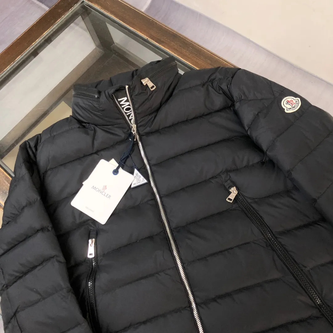 P800 Moncler 2025 latest men's lightweight motorcycle style stand-collar hidden hooded down jacket ⭐️ Same style as the official website, on sale at counters!  ✨Imported fabrics supplied by customers, windproof and snowproof, with first-class feel, full texture and no velvet! The inside is full of down, international standard 90 duck down, with high fluffiness and excellent warmth retention performance! The hardware has the iconic logo! ✨Simple silhouette tailoring, 3D three-dimensional tailoring, chic and casual, loose and short version, suitable for all heights! ✨Versatile and age-reducing, both in terms of fabric material and overall silhouette, it has both fashionable styling and good cold protection effect, and brings a comfortable wearing experience and feeling! The upper body effect is great! A versatile hot item for winter, a must-have for stylish men! Produced by a large factory, with original hardware and accessories, and fine workmanship! Three standards are complete, shop around at the counters! Color: Black Size: 1-2-3-4-5-6