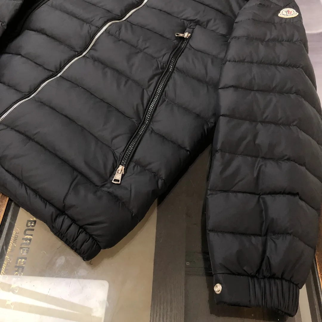 P800 Moncler 2025 latest men's lightweight motorcycle style stand-collar hidden hooded down jacket ⭐️ Same style as the official website, on sale at counters!  ✨Imported fabrics supplied by customers, windproof and snowproof, with first-class feel, full texture and no velvet! The inside is full of down, international standard 90 duck down, with high fluffiness and excellent warmth retention performance! The hardware has the iconic logo! ✨Simple silhouette tailoring, 3D three-dimensional tailoring, chic and casual, loose and short version, suitable for all heights! ✨Versatile and age-reducing, both in terms of fabric material and overall silhouette, it has both fashionable styling and good cold protection effect, and brings a comfortable wearing experience and feeling! The upper body effect is great! A versatile hot item for winter, a must-have for stylish men! Produced by a large factory, with original hardware and accessories, and fine workmanship! Three standards are complete, shop around at the counters! Color: Black Size: 1-2-3-4-5-6