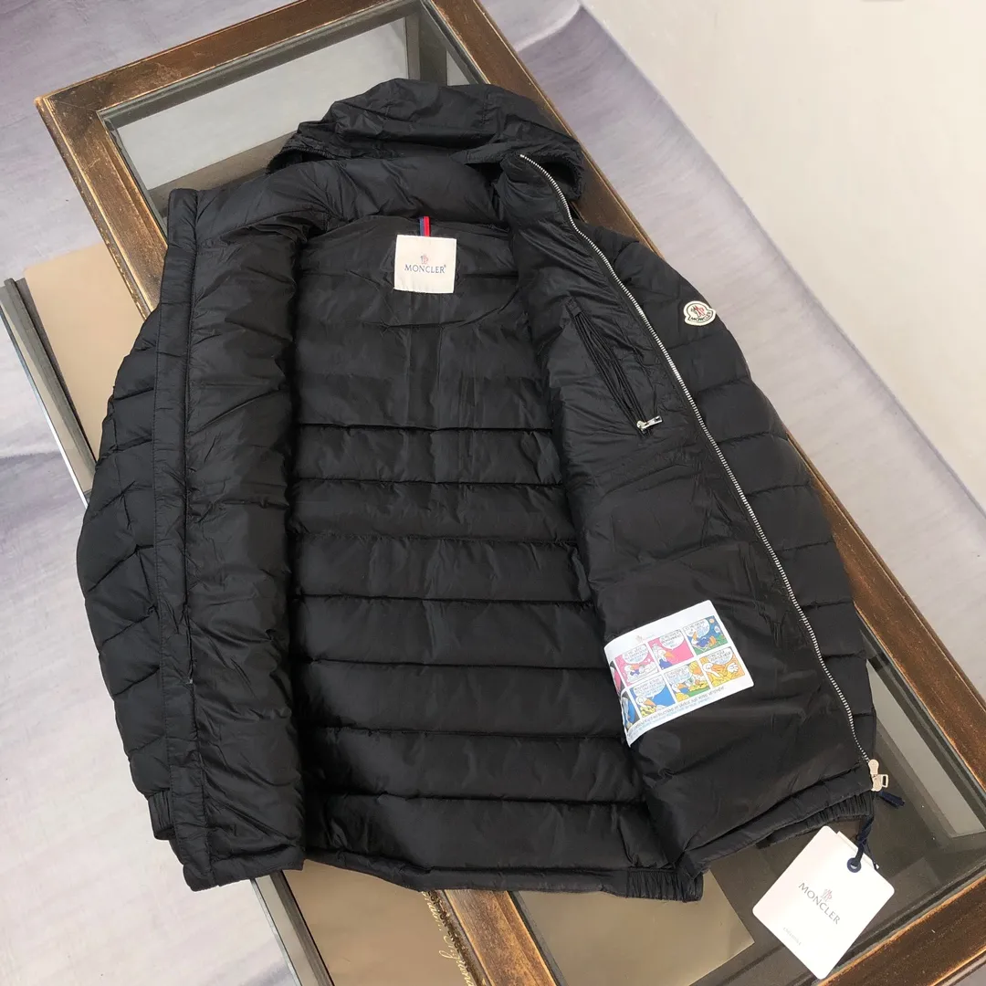 P800 Moncler 2025 latest men's lightweight motorcycle style stand-collar hidden hooded down jacket ⭐️ Same style as the official website, on sale at counters!  ✨Imported fabrics supplied by customers, windproof and snowproof, with first-class feel, full texture and no velvet! The inside is full of down, international standard 90 duck down, with high fluffiness and excellent warmth retention performance! The hardware has the iconic logo! ✨Simple silhouette tailoring, 3D three-dimensional tailoring, chic and casual, loose and short version, suitable for all heights! ✨Versatile and age-reducing, both in terms of fabric material and overall silhouette, it has both fashionable styling and good cold protection effect, and brings a comfortable wearing experience and feeling! The upper body effect is great! A versatile hot item for winter, a must-have for stylish men! Produced by a large factory, with original hardware and accessories, and fine workmanship! Three standards are complete, shop around at the counters! Color: Black Size: 1-2-3-4-5-6