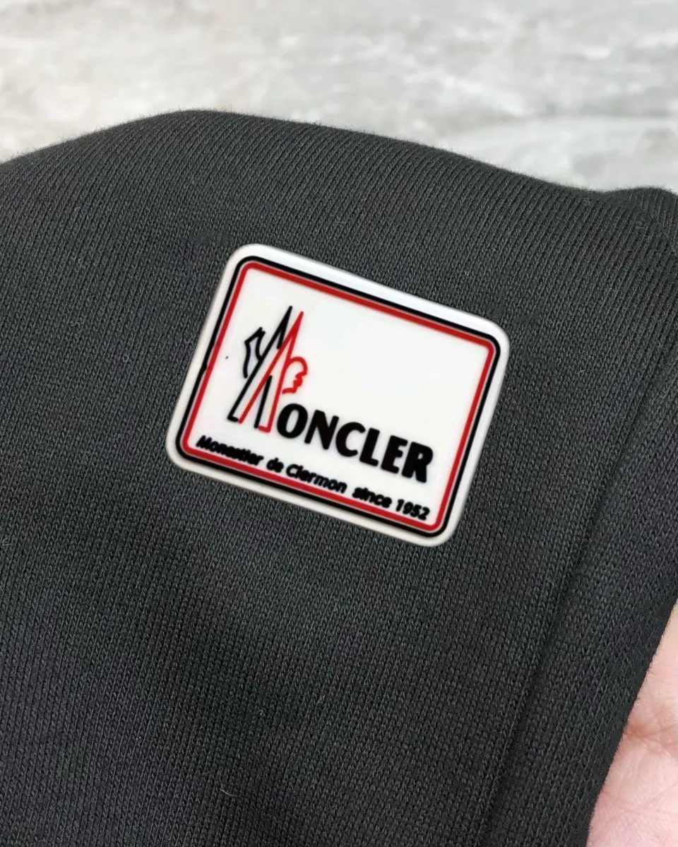 P230 Moncler 2024 new original men's casual shorts, the latest release on the official website of the counter, ✨ High-end quality, simple, fashionable and elegant ✨ Classic logo LOGO design, customized original imported 100% cotton fabric, simple and elegant, versatile style, elegant and handsome upper body, brand new sense of sight! The details are all in place, no one is picky about the upper body, and you must pay for your own money. Size: S-XL (can wear up to 185 pounds, please state your height and weight when placing an order) Black Gray
