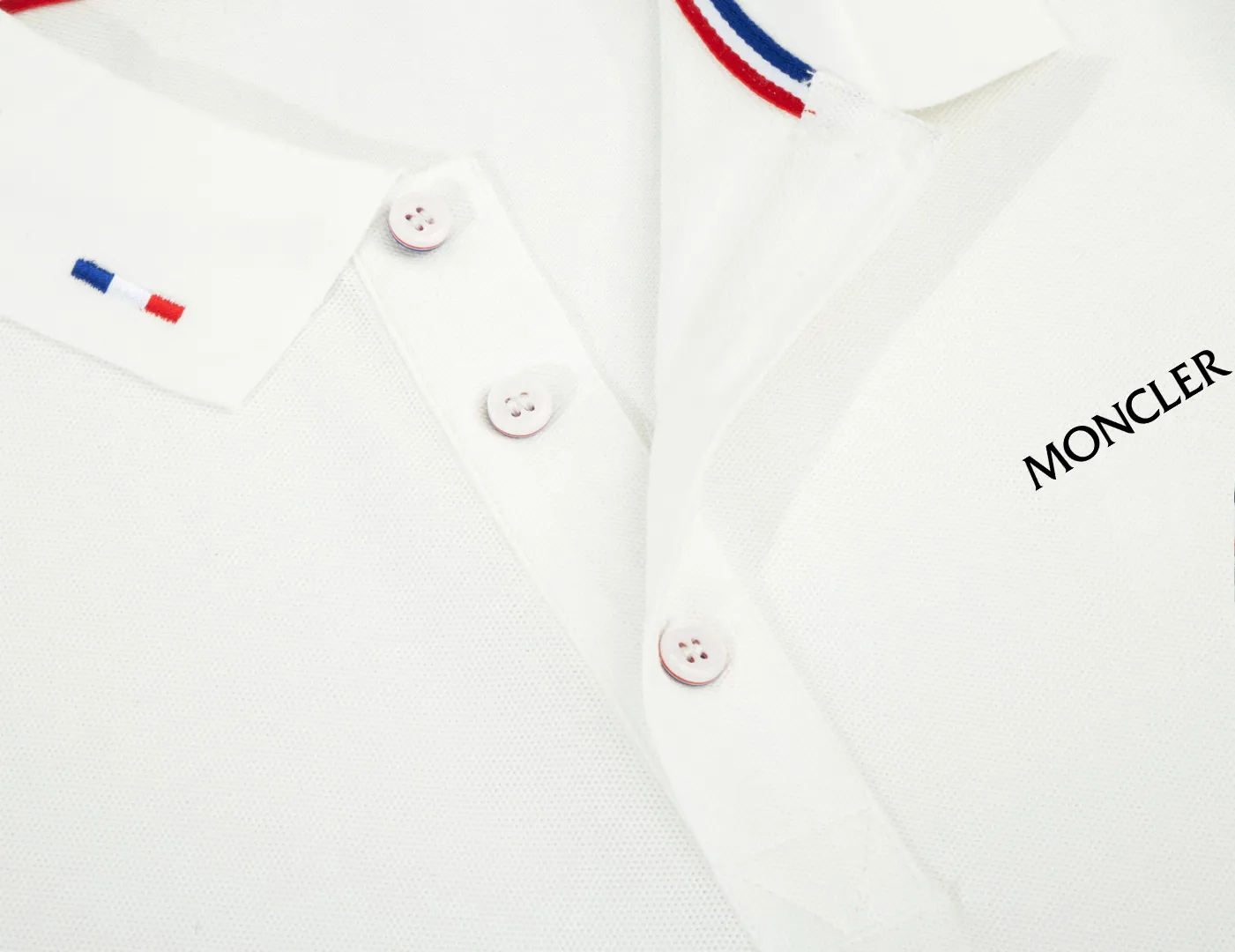 P210 MONCLER/Muzzled New style logo embroidered lapel long-sleeved polo shirt.  A simple yet refined T-shirt. The best item to create a modern and elegant look. Excellent channel product! Customer-supplied Piquet porous fiber pique cotton fabric, which can be called a "breathing fabric."  The unparalleled texture is inseparable from the exquisite materials used in craft tailoring. The craft knitted quilted design makes the hand feel extremely smooth and delicate without any roughness. The original logo design is more luxurious and noble. The upper body is comfortable and classy. The hand feels very smooth and soft. It can be easily controlled regardless of business, fashion or leisure. The age span is very large, which conforms to the trendy and practical dressing customs. It is the first choice for senior urban fashion people.  Black/white/Tibetan orchid Size: M~3XL