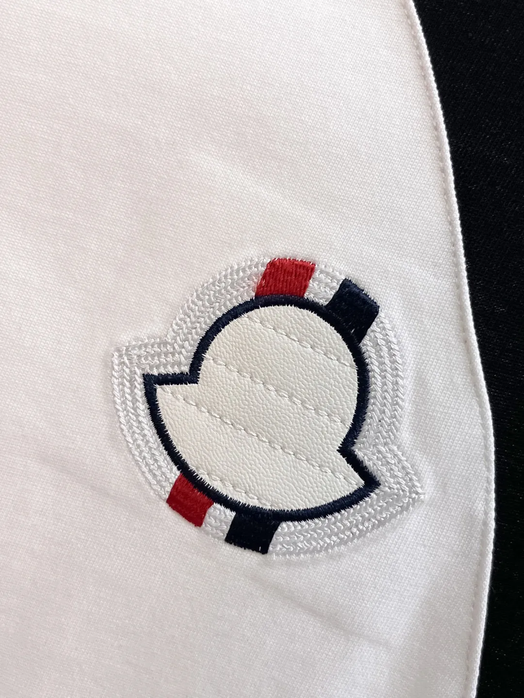 P560 Brand [MONCLER Mouth Covered] 2025 round neck short-sleeved shorts suit. The pure cotton fabric upper body will not be stuffy, the smooth and comfortable skin-friendly effect is more breathable, the fabric has its own texture, classic logo technology, a new interpretation from a unique angle, the first choice for fashion and versatility! Size: M-3XL (maximum wear: 190 pounds)