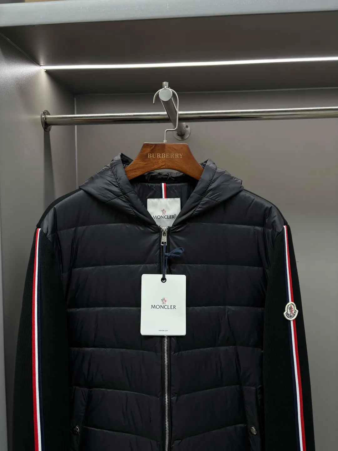 P790 Moncler's new cashmere knitted spliced down jacket [Moncler | The fusion of knitted feathers brings warmth to life] The knitted spliced hooded down jacket reshapes the winter wearing experience with an ingenious structure [Inspirational weaving, flexibility] ▪️Customized accessories at the counter, made one-to-one with the original version ▪️ Drawing on the aesthetics of BUREEKKY three-dimensional tailoring ▪️ Continuing Kathleen Hickman's hand-stitching philosophy When delicate knitting meets light down, the combination of strength and softness interprets the beauty of composite materials [warmth in the harsh winter, light and unbundled] ▫️ 800-fill white goose down, locking in every inch of body temperature ▫️ 5A-grade cashmere blended knit, skin-friendly, breathable and elastic ▫️ Zoned filling technology, enhanced warmth in key areas, soft fit in active areas [Ingenuity in details, unique style] → Hooded three-dimensional cut, fits the neck line, keeps the wind warm → Knitted shoulder splicing improves freedom of movement and says goodbye to tightness → Laser quilting and hand-stitching alternate, every step is marked by craftsmanship → Double-sided pockets, safe and practical without damaging the silhouette Code number: M-XXXL Color: Black Khaki