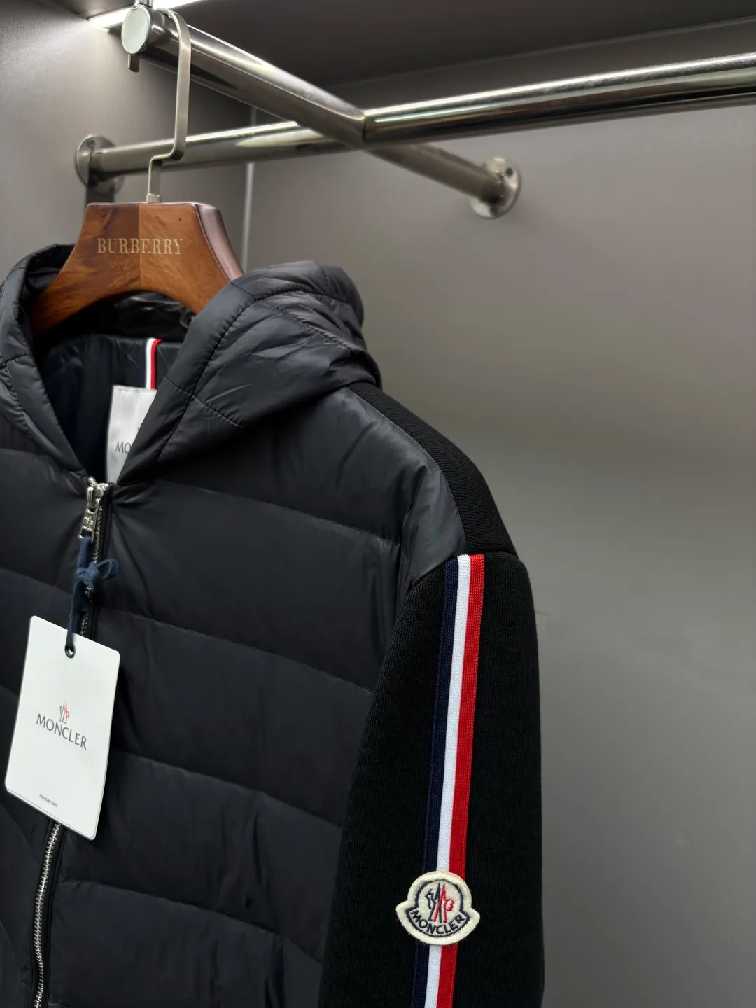 P790 Moncler's new cashmere knitted spliced down jacket [Moncler | The fusion of knitted feathers brings warmth to life] The knitted spliced hooded down jacket reshapes the winter wearing experience with an ingenious structure [Inspirational weaving, flexibility] ▪️Customized accessories at the counter, made one-to-one with the original version ▪️ Drawing on the aesthetics of BUREEKKY three-dimensional tailoring ▪️ Continuing Kathleen Hickman's hand-stitching philosophy When delicate knitting meets light down, the combination of strength and softness interprets the beauty of composite materials [warmth in the harsh winter, light and unbundled] ▫️ 800-fill white goose down, locking in every inch of body temperature ▫️ 5A-grade cashmere blended knit, skin-friendly, breathable and elastic ▫️ Zoned filling technology, enhanced warmth in key areas, soft fit in active areas [Ingenuity in details, unique style] → Hooded three-dimensional cut, fits the neck line, keeps the wind warm → Knitted shoulder splicing improves freedom of movement and says goodbye to tightness → Laser quilting and hand-stitching alternate, every step is marked by craftsmanship → Double-sided pockets, safe and practical without damaging the silhouette Code number: M-XXXL Color: Black Khaki
