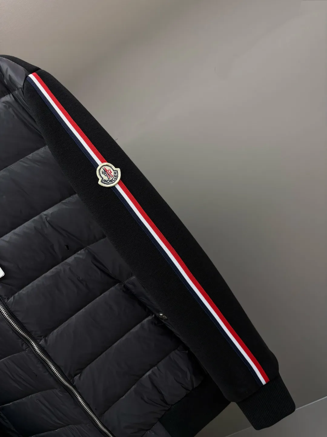 P790 Moncler's new cashmere knitted spliced down jacket [Moncler | The fusion of knitted feathers brings warmth to life] The knitted spliced hooded down jacket reshapes the winter wearing experience with an ingenious structure [Inspirational weaving, flexibility] ▪️Customized accessories at the counter, made one-to-one with the original version ▪️ Drawing on the aesthetics of BUREEKKY three-dimensional tailoring ▪️ Continuing Kathleen Hickman's hand-stitching philosophy When delicate knitting meets light down, the combination of strength and softness interprets the beauty of composite materials [warmth in the harsh winter, light and unbundled] ▫️ 800-fill white goose down, locking in every inch of body temperature ▫️ 5A-grade cashmere blended knit, skin-friendly, breathable and elastic ▫️ Zoned filling technology, enhanced warmth in key areas, soft fit in active areas [Ingenuity in details, unique style] → Hooded three-dimensional cut, fits the neck line, keeps the wind warm → Knitted shoulder splicing improves freedom of movement and says goodbye to tightness → Laser quilting and hand-stitching alternate, every step is marked by craftsmanship → Double-sided pockets, safe and practical without damaging the silhouette Code number: M-XXXL Color: Black Khaki