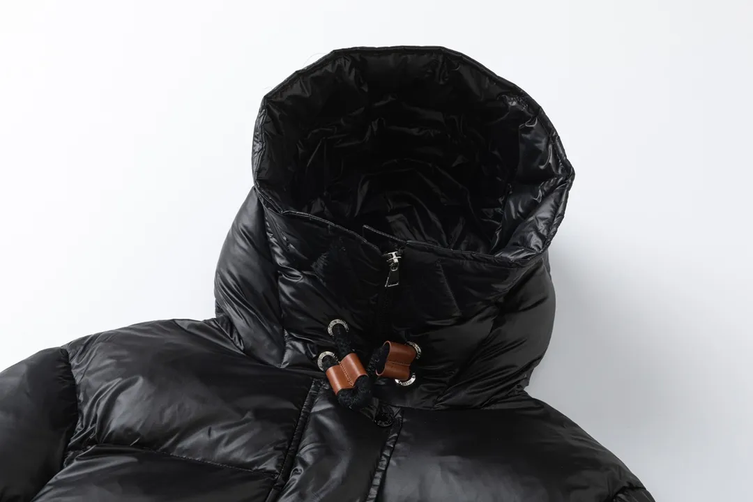 P920 with dust bag) Moncler/muzzle 24ss short bread hooded down jacket, the latest style, lightweight longue saison nylon down jacket, dist certified, quilted design, dropped shoulder design, drawstring hood, sleeves with invisible snap buttons that can be worn as a cloak. Filled with 90 national standard goose down, complete with three standards, the upper body effect is super good-looking. Color: black camel Size: 0/1/2