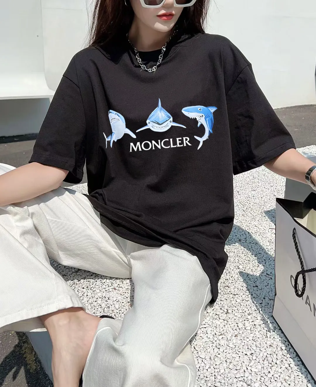 P140 🔥 [MONCLER] 2025FW short-sleeved T-shirt with badge + LOGO, high-end 26s double yarn 300g fabric, heavy fabric, custom stretcher rib, same vat and dye, complete three standards, same style for men and women, color: black, white, size: S M L XL 2XL