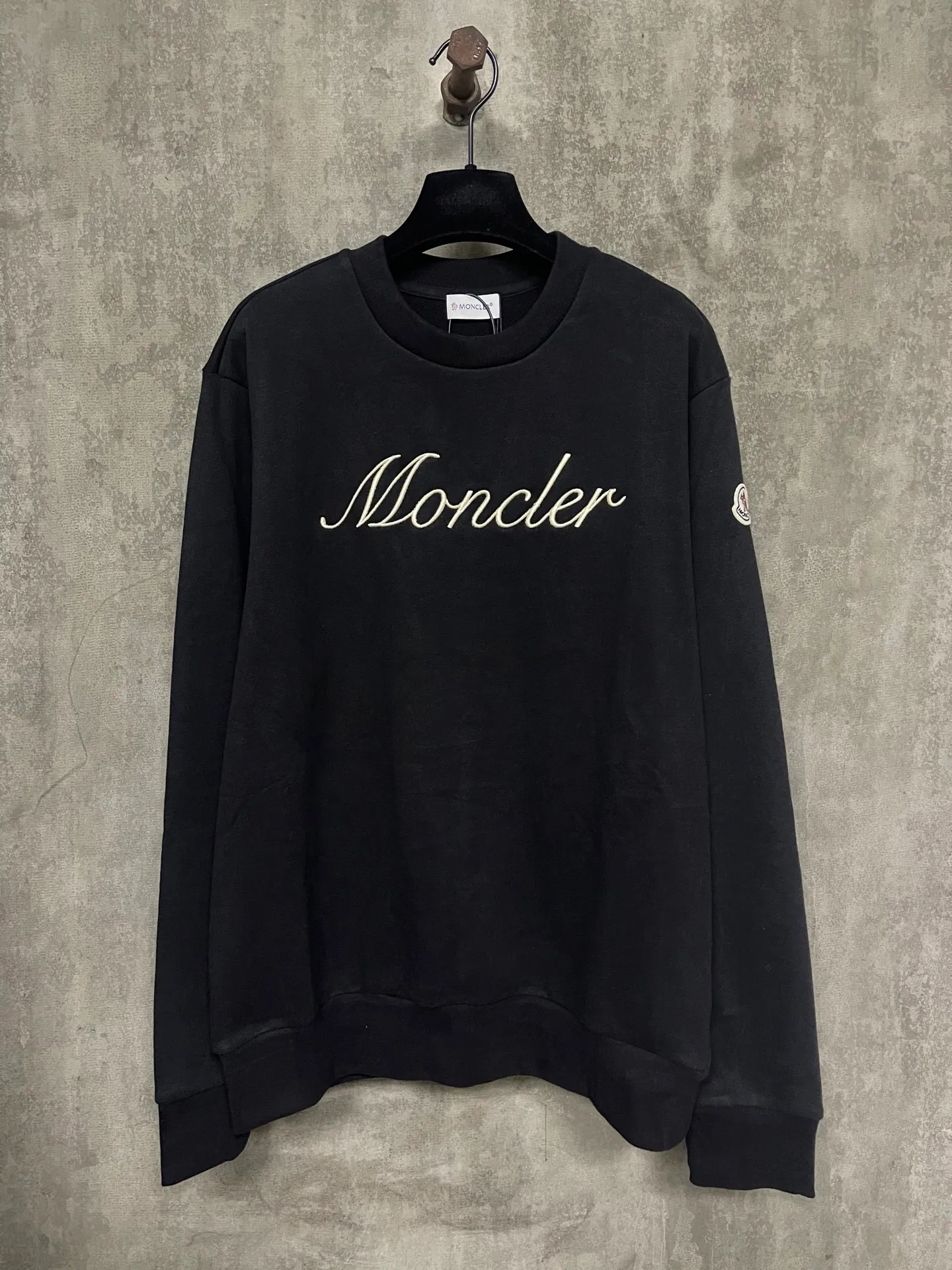 P360 MONCLER Covered Mouth Embroidered Armband Sweatshirt Fabric: Made of 380g brushed sweatshirt terry, the fabric is brushed to make the surface feel softer and smoother. The thread is matched with 1*1 double yarn thread. The embroidery uses 3D multi-dimensional embroidery, embellished with connected brand embroidered letters. The armband is made of sheepskin composite embroidery technology. Customized hardware, threads, accessories, plate alignment, same style for men and women -Color: black apricot -Size: S M L XL