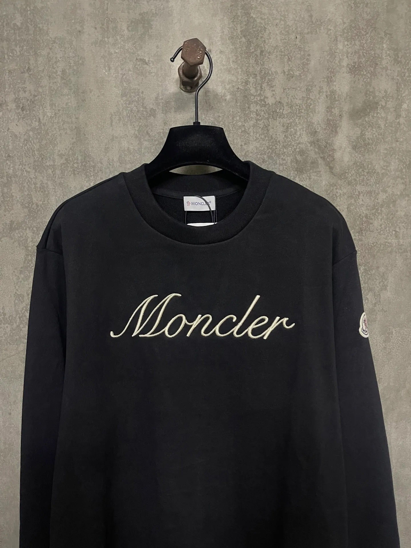P360 MONCLER Covered Mouth Embroidered Armband Sweatshirt Fabric: Made of 380g brushed sweatshirt terry, the fabric is brushed to make the surface feel softer and smoother. The thread is matched with 1*1 double yarn thread. The embroidery uses 3D multi-dimensional embroidery, embellished with connected brand embroidered letters. The armband is made of sheepskin composite embroidery technology. Customized hardware, threads, accessories, plate alignment, same style for men and women -Color: black apricot -Size: S M L XL