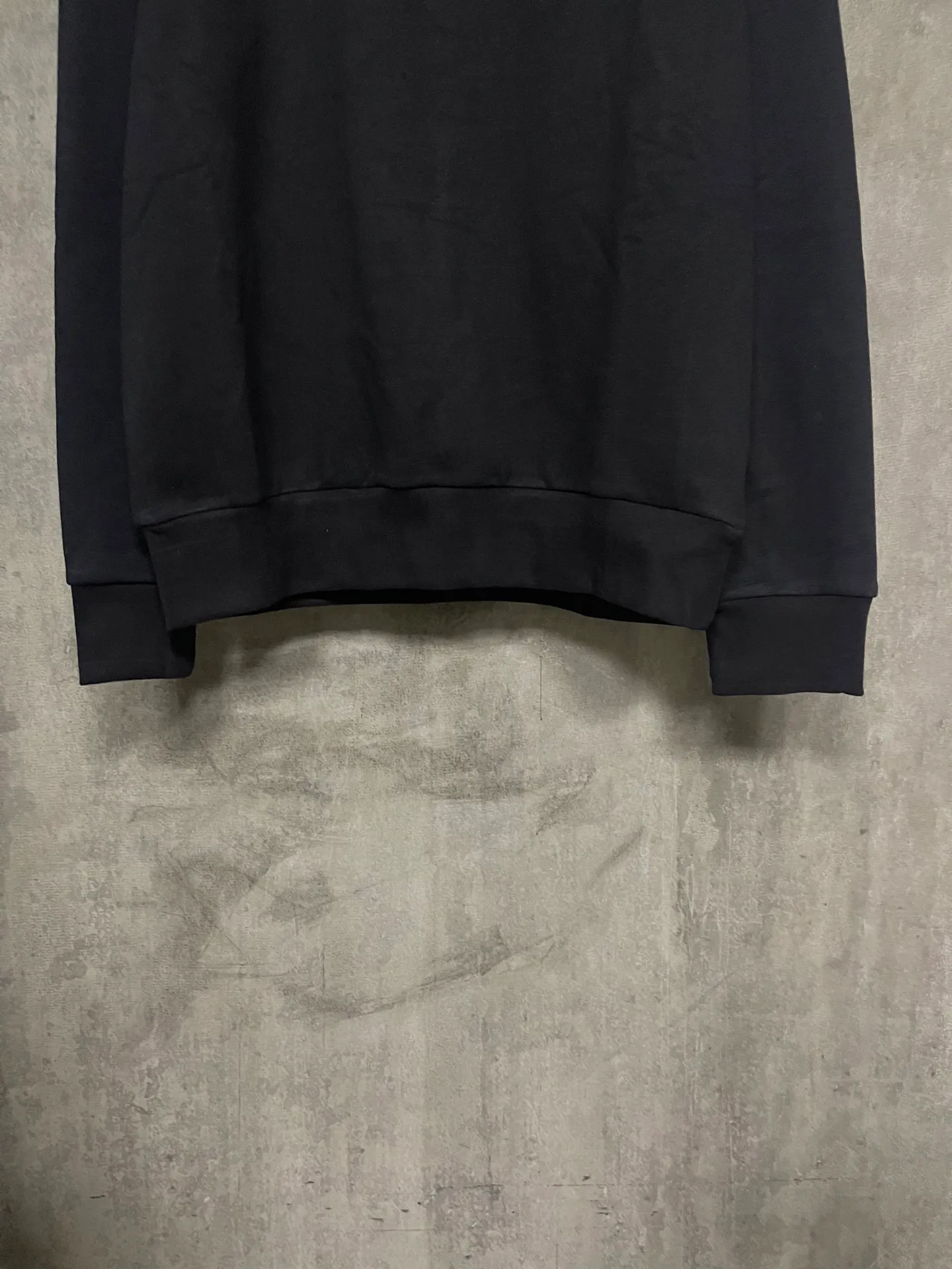 P360 MONCLER Covered Mouth Embroidered Armband Sweatshirt Fabric: Made of 380g brushed sweatshirt terry, the fabric is brushed to make the surface feel softer and smoother. The thread is matched with 1*1 double yarn thread. The embroidery uses 3D multi-dimensional embroidery, embellished with connected brand embroidered letters. The armband is made of sheepskin composite embroidery technology. Customized hardware, threads, accessories, plate alignment, same style for men and women -Color: black apricot -Size: S M L XL