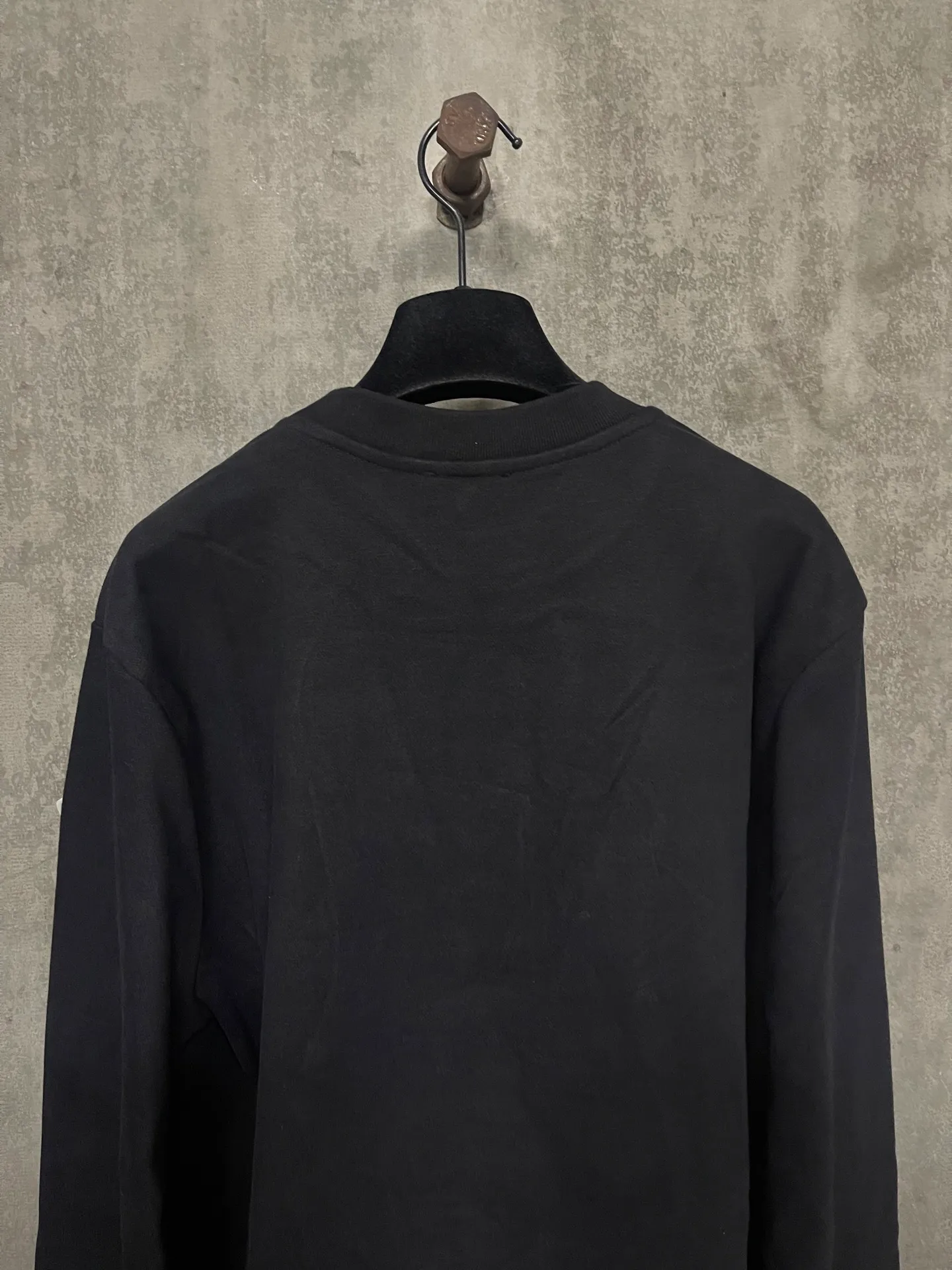 P360 MONCLER Covered Mouth Embroidered Armband Sweatshirt Fabric: Made of 380g brushed sweatshirt terry, the fabric is brushed to make the surface feel softer and smoother. The thread is matched with 1*1 double yarn thread. The embroidery uses 3D multi-dimensional embroidery, embellished with connected brand embroidered letters. The armband is made of sheepskin composite embroidery technology. Customized hardware, threads, accessories, plate alignment, same style for men and women -Color: black apricot -Size: S M L XL