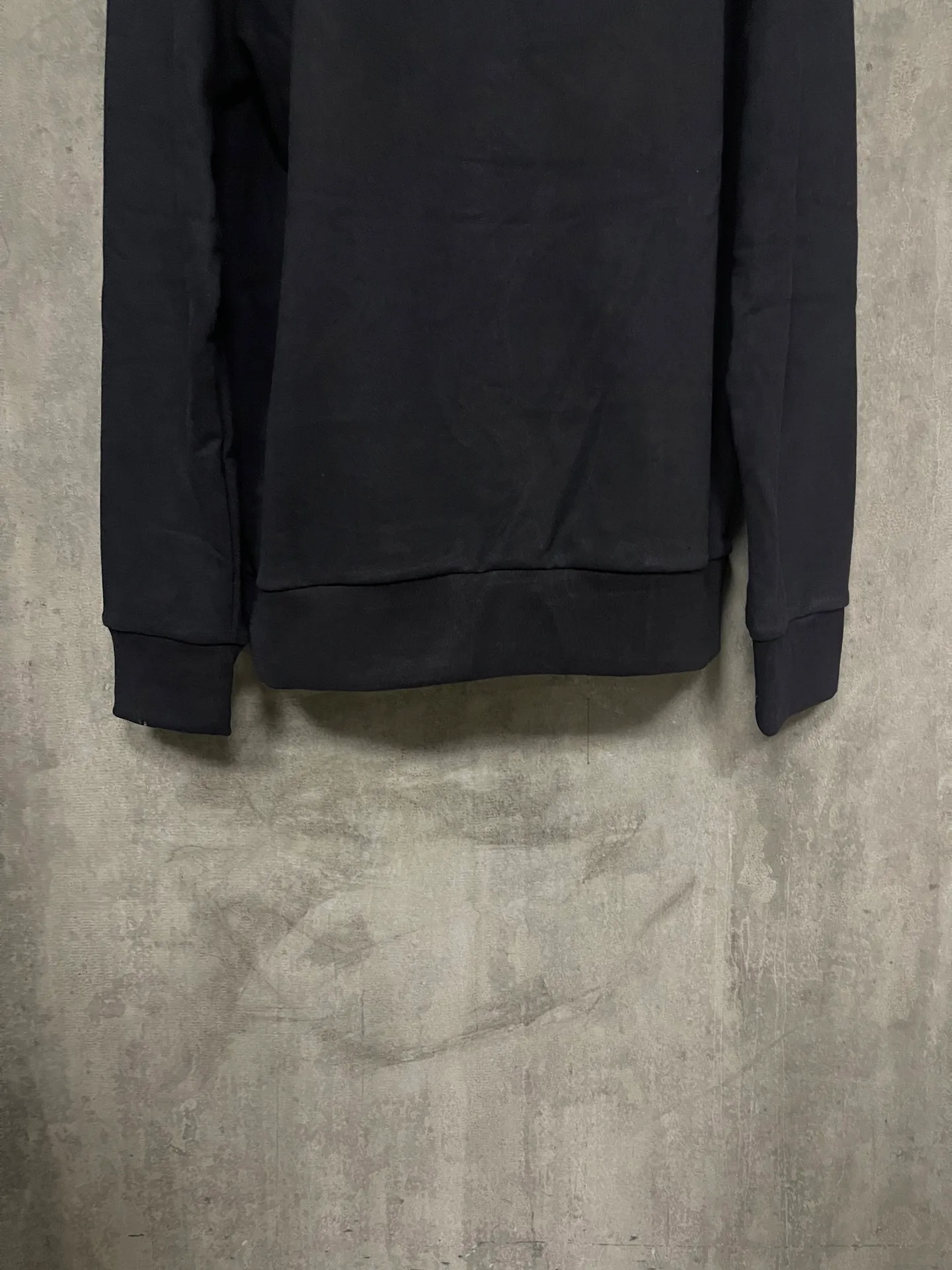 P360 MONCLER Covered Mouth Embroidered Armband Sweatshirt Fabric: Made of 380g brushed sweatshirt terry, the fabric is brushed to make the surface feel softer and smoother. The thread is matched with 1*1 double yarn thread. The embroidery uses 3D multi-dimensional embroidery, embellished with connected brand embroidered letters. The armband is made of sheepskin composite embroidery technology. Customized hardware, threads, accessories, plate alignment, same style for men and women -Color: black apricot -Size: S M L XL