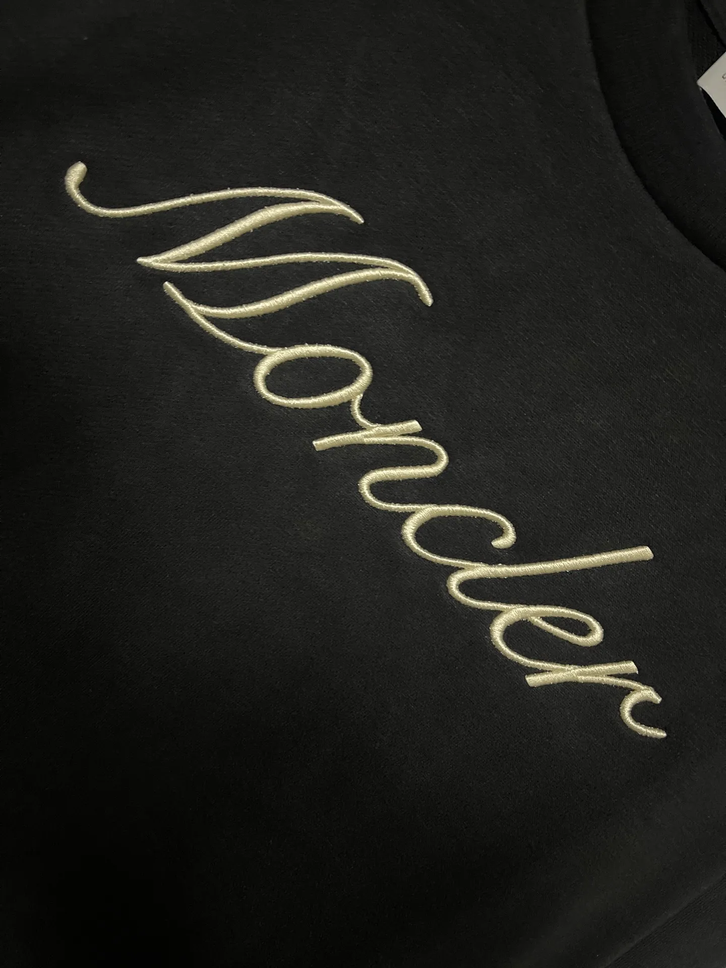 P360 MONCLER Covered Mouth Embroidered Armband Sweatshirt Fabric: Made of 380g brushed sweatshirt terry, the fabric is brushed to make the surface feel softer and smoother. The thread is matched with 1*1 double yarn thread. The embroidery uses 3D multi-dimensional embroidery, embellished with connected brand embroidered letters. The armband is made of sheepskin composite embroidery technology. Customized hardware, threads, accessories, plate alignment, same style for men and women -Color: black apricot -Size: S M L XL