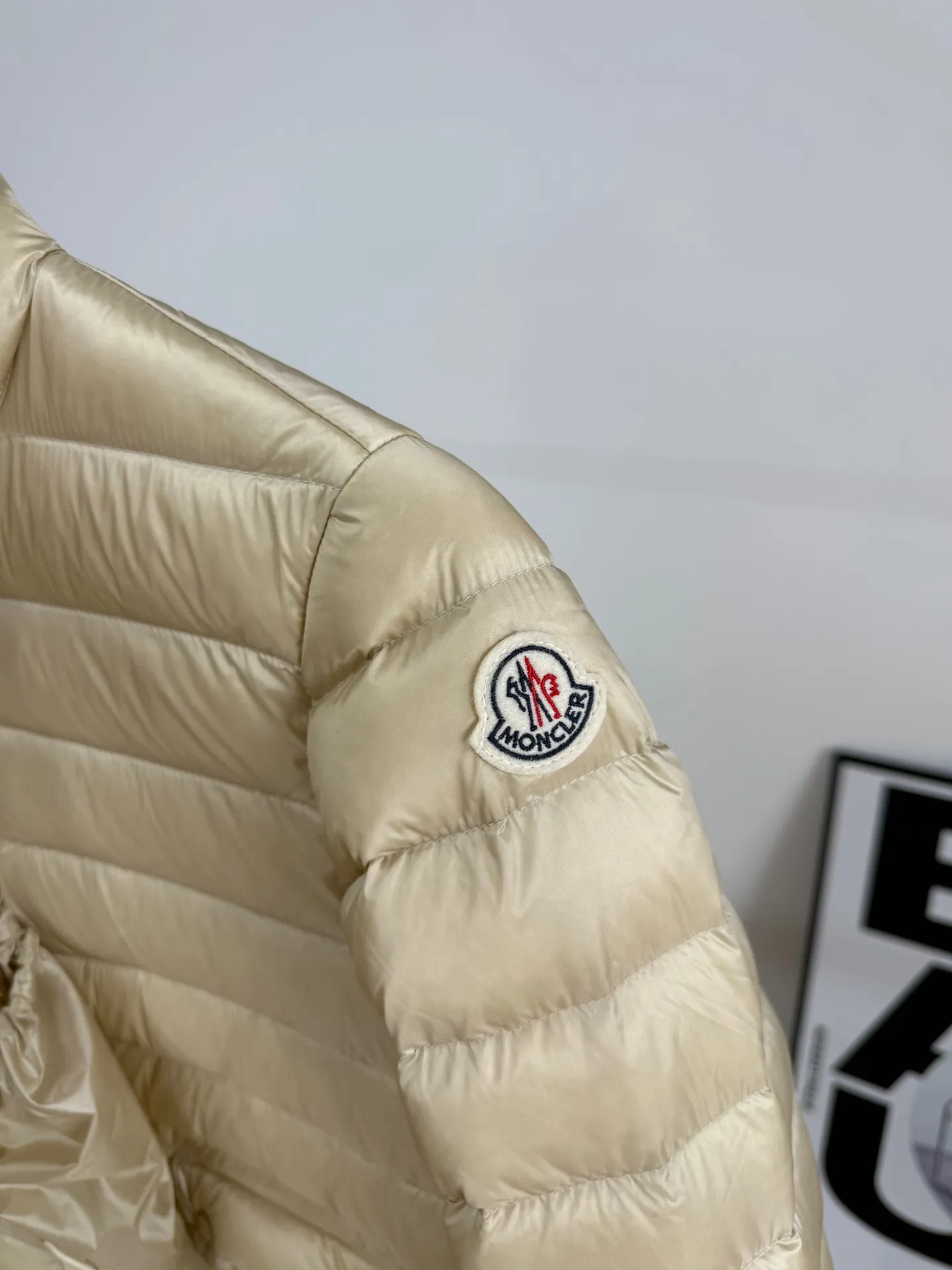 P640 mon*Lans Women's Short Thin Down Jacket The Lans women's jacket is one of Moncler's all-time hot items. It continues to innovate and evolve, but still maintains its sports fashion essence. Japanese standard 90 velvet filling Color: black, off-white, pink, navy blue, apricot Size: 1-4