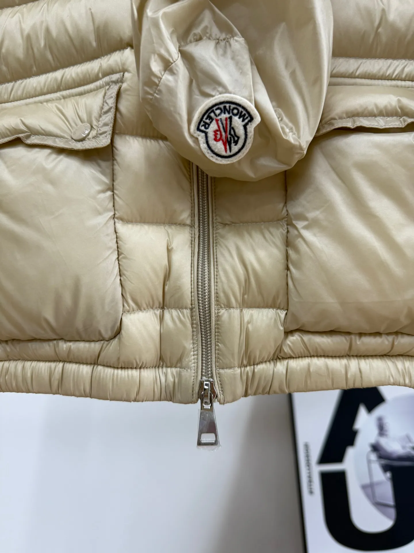 P640 mon*Lans Women's Short Thin Down Jacket The Lans women's jacket is one of Moncler's all-time hot items. It continues to innovate and evolve, but still maintains its sports fashion essence. Japanese standard 90 velvet filling Color: black, off-white, pink, navy blue, apricot Size: 1-4