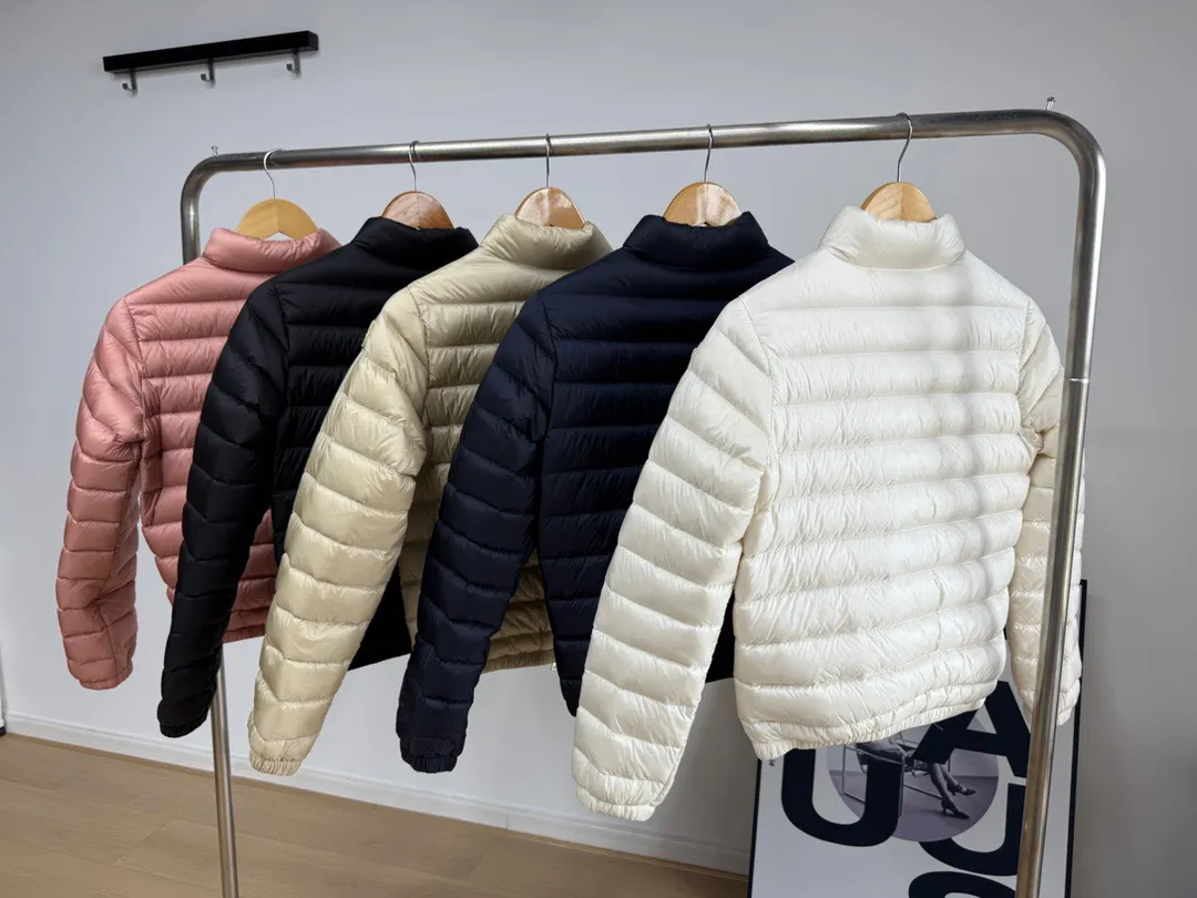 P640 mon*Lans Women's Short Thin Down Jacket The Lans women's jacket is one of Moncler's all-time hot items. It continues to innovate and evolve, but still maintains its sports fashion essence. Japanese standard 90 velvet filling Color: black, off-white, pink, navy blue, apricot Size: 1-4