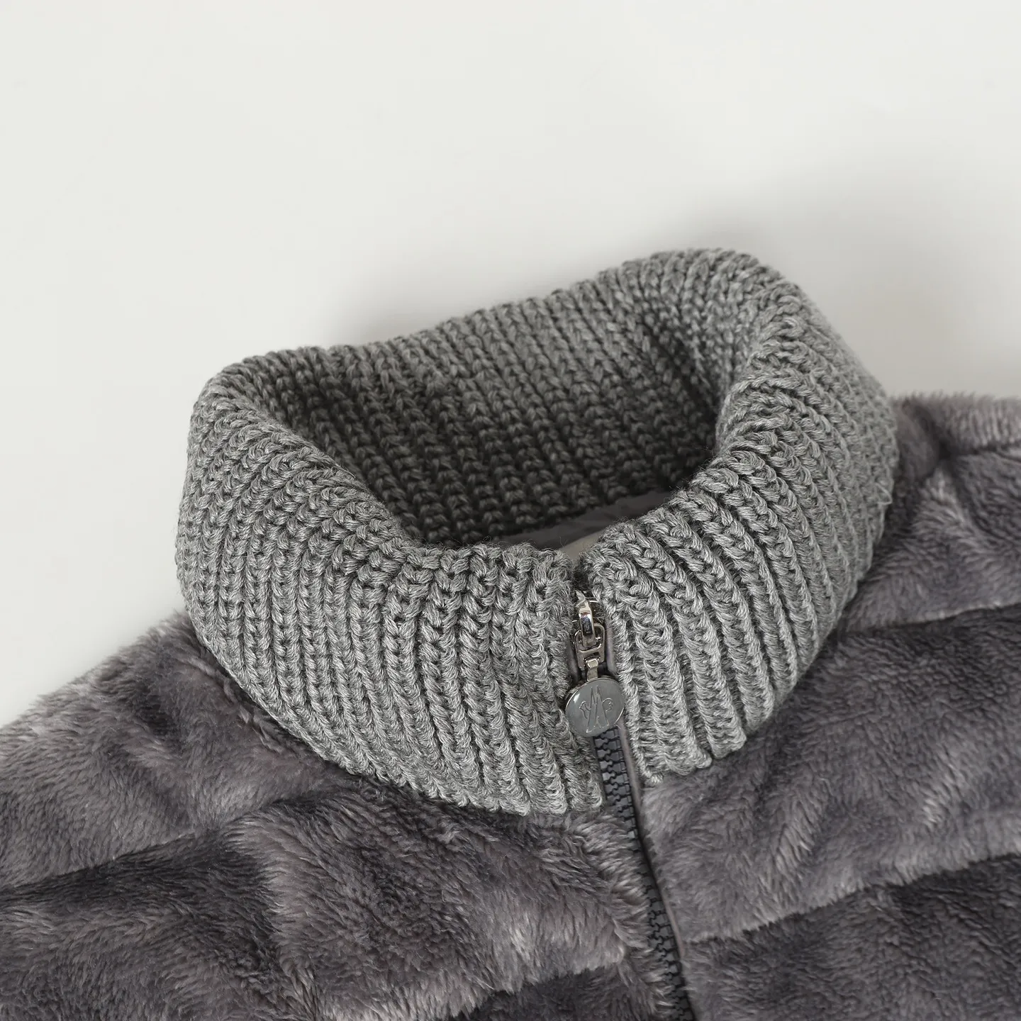 P640 Women's Style] Moncler/Moncler Women's Teddy Teddy Velvet Splicing Knitted Cardigan This cardigan is made of wool and teddy velvet style fabrics, providing a soft and comfortable wearing experience. Midweight knitted piece with down-filled front and back that can easily be worn as a outer layer in warmer weather. Color: white/pink/grey Size: SML