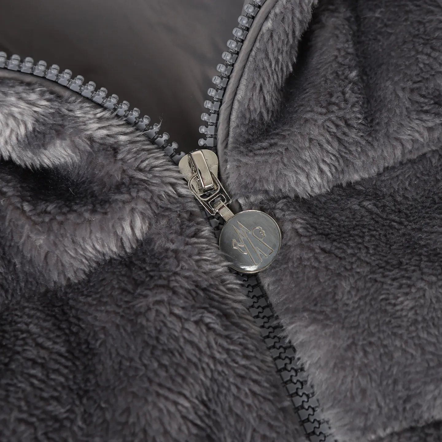 P640 Women's Style] Moncler/Moncler Women's Teddy Teddy Velvet Splicing Knitted Cardigan This cardigan is made of wool and teddy velvet style fabrics, providing a soft and comfortable wearing experience. Midweight knitted piece with down-filled front and back that can easily be worn as a outer layer in warmer weather. Color: white/pink/grey Size: SML
