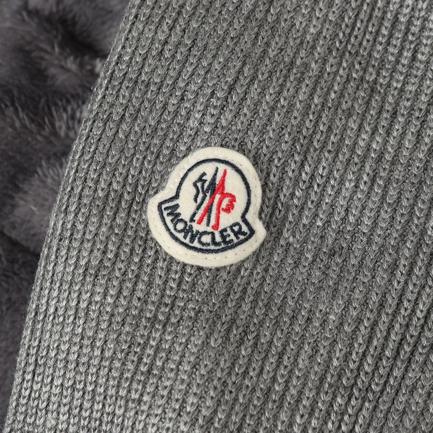P640 Women's Style] Moncler/Moncler Women's Teddy Teddy Velvet Splicing Knitted Cardigan This cardigan is made of wool and teddy velvet style fabrics, providing a soft and comfortable wearing experience. Midweight knitted piece with down-filled front and back that can easily be worn as a outer layer in warmer weather. Color: white/pink/grey Size: SML