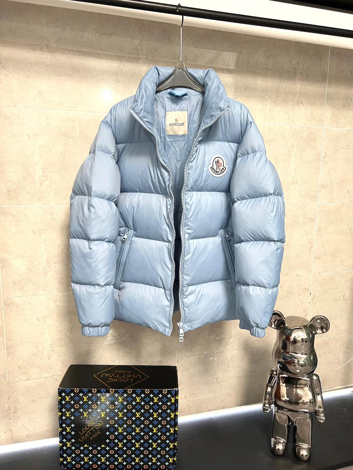 P780 Moncler Citala short men's. Looking at it, there is no version on the market that can match it. 130w + one ton of premium European gooseneck down filling. 850+ fill power, which is twice as thick as the market version and twice as light. (⚠️ Hot color matching, small inventory, accelerated ordering) Citala men's short down is made of pop-colored light fabric, highlighting the vitality of the series.  Citala down is made from lightweight nylon fabric and longue saison lining, making it comfortable and warm without being bulky. This cropped style has a comfortable fit, a signature high collar and a gingham-stitched silhouette. Details •Made from lightweight nylon •Longue saison lining •Down filled (⚠️Premium goose down) •Stand collar •Zip closure •Zip pockets •Elasticized cuffs and hem •Felt logo patch Size : 12345