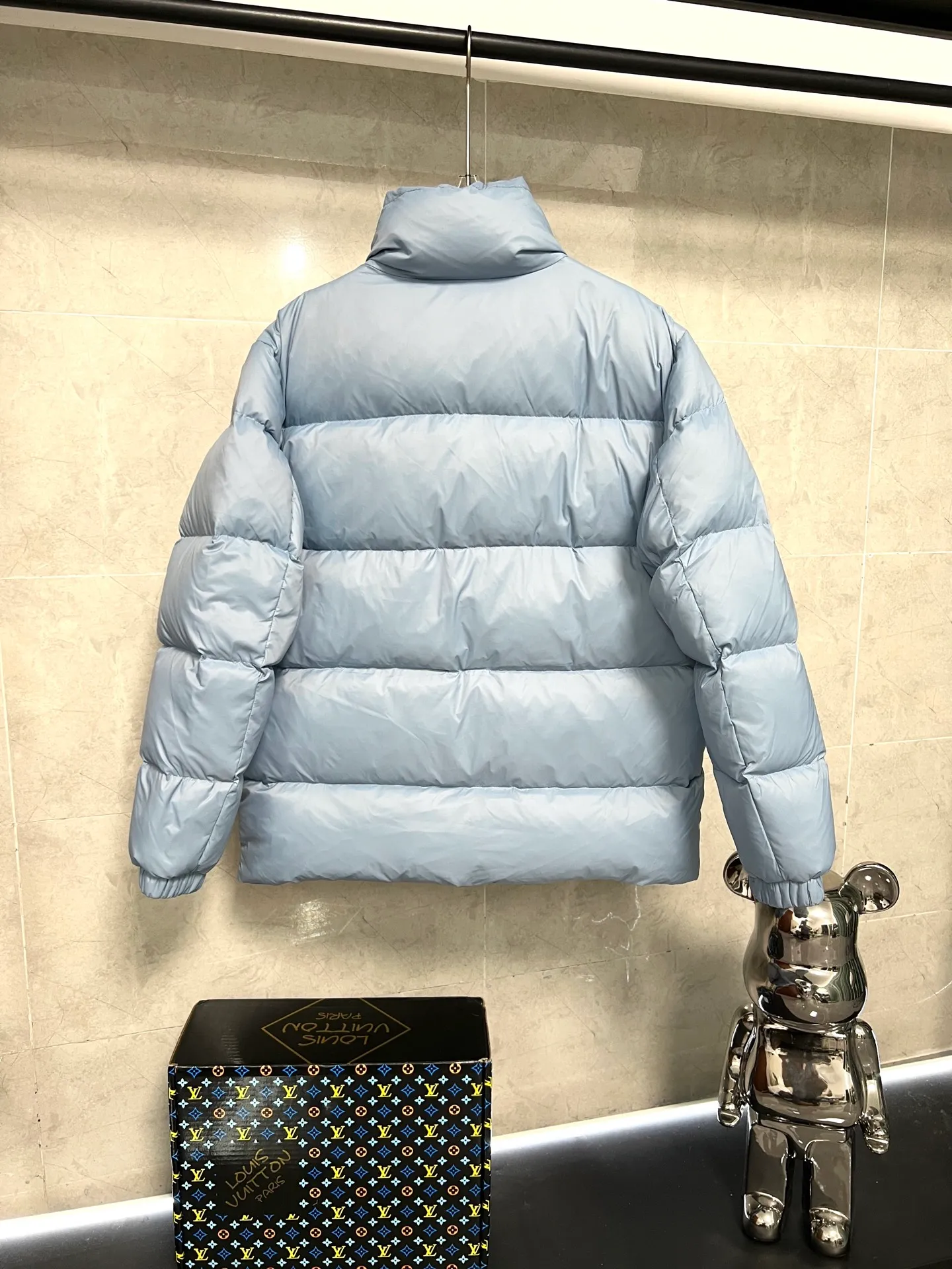 P780 Moncler Citala short men's. Looking at it, there is no version on the market that can match it. 130w + one ton of premium European gooseneck down filling. 850+ fill power, which is twice as thick as the market version and twice as light. (⚠️ Hot color matching, small inventory, accelerated ordering) Citala men's short down is made of pop-colored light fabric, highlighting the vitality of the series.  Citala down is made from lightweight nylon fabric and longue saison lining, making it comfortable and warm without being bulky. This cropped style has a comfortable fit, a signature high collar and a gingham-stitched silhouette. Details •Made from lightweight nylon •Longue saison lining •Down filled (⚠️Premium goose down) •Stand collar •Zip closure •Zip pockets •Elasticized cuffs and hem •Felt logo patch Size : 12345