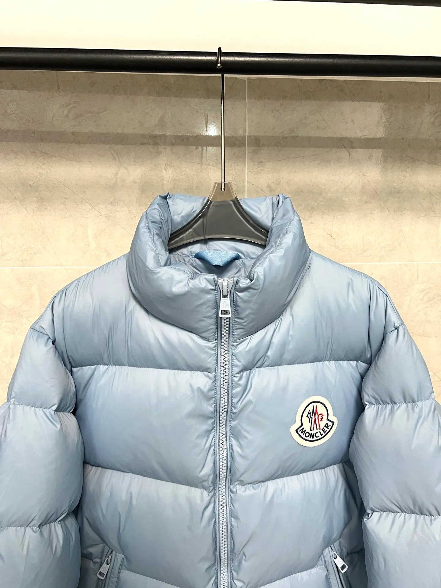 P780 Moncler Citala short men's. Looking at it, there is no version on the market that can match it. 130w + one ton of premium European gooseneck down filling. 850+ fill power, which is twice as thick as the market version and twice as light. (⚠️ Hot color matching, small inventory, accelerated ordering) Citala men's short down is made of pop-colored light fabric, highlighting the vitality of the series.  Citala down is made from lightweight nylon fabric and longue saison lining, making it comfortable and warm without being bulky. This cropped style has a comfortable fit, a signature high collar and a gingham-stitched silhouette. Details •Made from lightweight nylon •Longue saison lining •Down filled (⚠️Premium goose down) •Stand collar •Zip closure •Zip pockets •Elasticized cuffs and hem •Felt logo patch Size : 12345