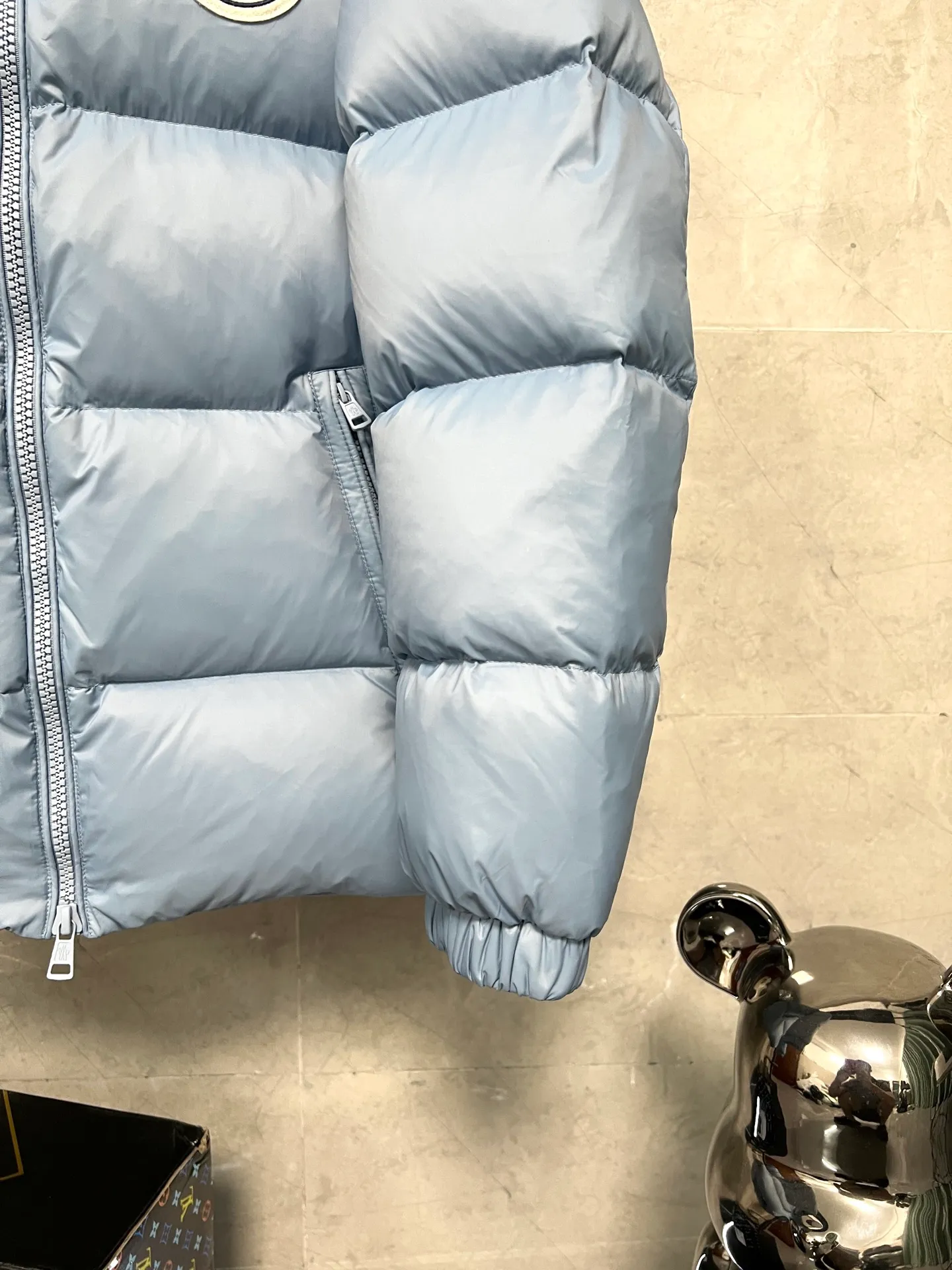 P780 Moncler Citala short men's. Looking at it, there is no version on the market that can match it. 130w + one ton of premium European gooseneck down filling. 850+ fill power, which is twice as thick as the market version and twice as light. (⚠️ Hot color matching, small inventory, accelerated ordering) Citala men's short down is made of pop-colored light fabric, highlighting the vitality of the series.  Citala down is made from lightweight nylon fabric and longue saison lining, making it comfortable and warm without being bulky. This cropped style has a comfortable fit, a signature high collar and a gingham-stitched silhouette. Details •Made from lightweight nylon •Longue saison lining •Down filled (⚠️Premium goose down) •Stand collar •Zip closure •Zip pockets •Elasticized cuffs and hem •Felt logo patch Size : 12345