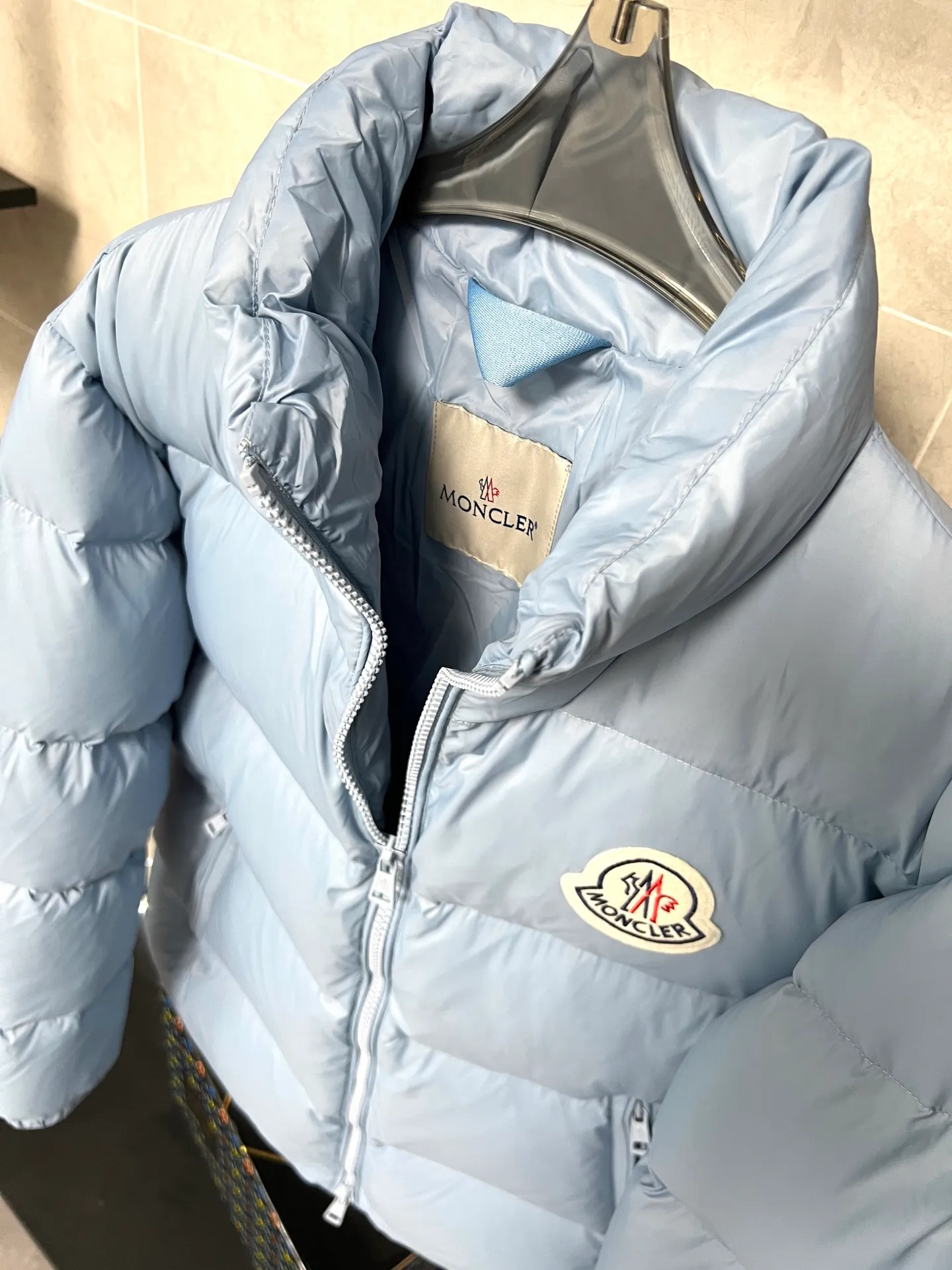 P780 Moncler Citala short men's. Looking at it, there is no version on the market that can match it. 130w + one ton of premium European gooseneck down filling. 850+ fill power, which is twice as thick as the market version and twice as light. (⚠️ Hot color matching, small inventory, accelerated ordering) Citala men's short down is made of pop-colored light fabric, highlighting the vitality of the series.  Citala down is made from lightweight nylon fabric and longue saison lining, making it comfortable and warm without being bulky. This cropped style has a comfortable fit, a signature high collar and a gingham-stitched silhouette. Details •Made from lightweight nylon •Longue saison lining •Down filled (⚠️Premium goose down) •Stand collar •Zip closure •Zip pockets •Elasticized cuffs and hem •Felt logo patch Size : 12345