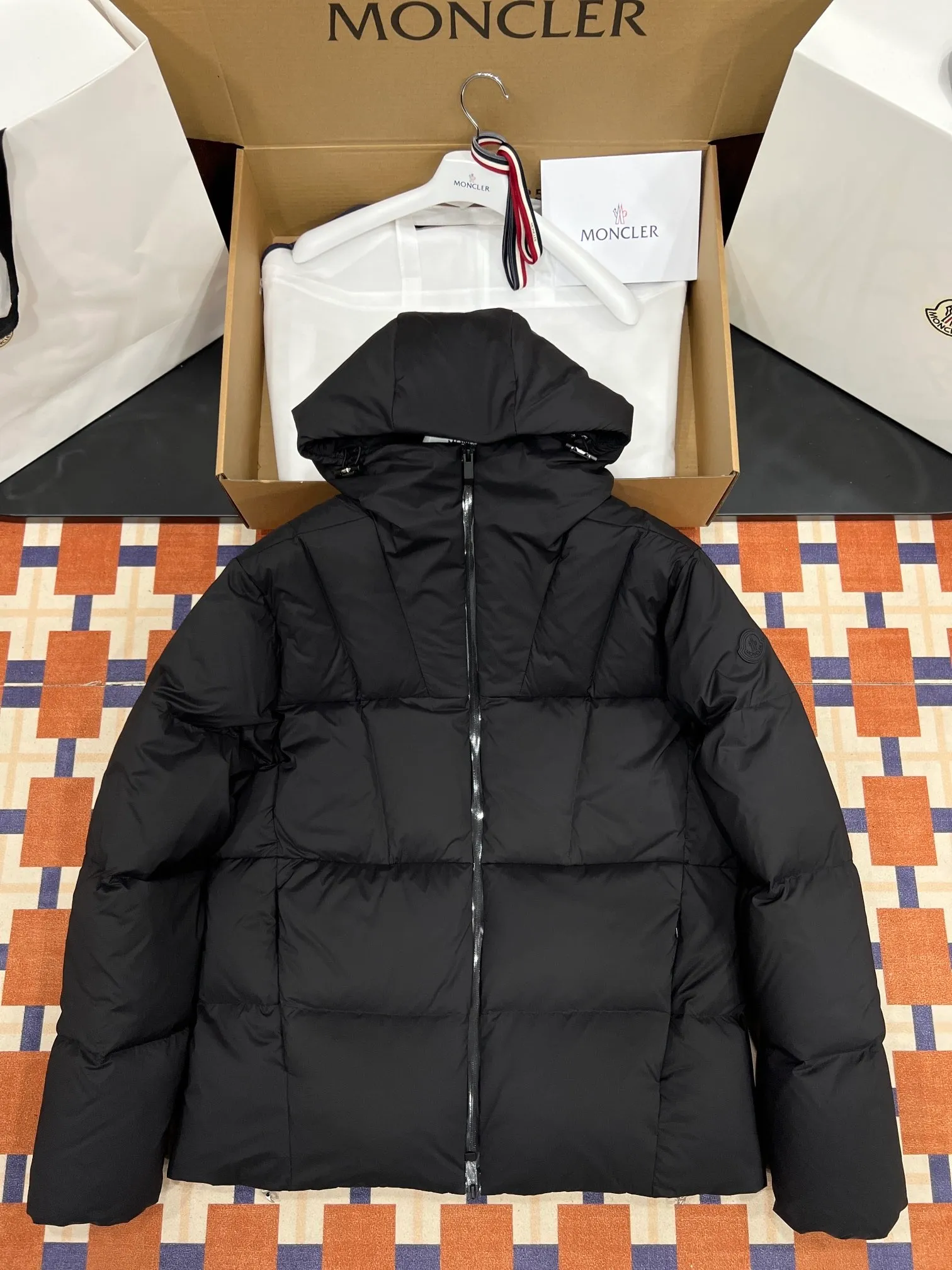 P880 moncler Fusain men's hooded short down jacket Exclusive hot new 2025 autumn and winter 🆕down jacket Original 1:1 customized hardware accessories are all imported and original customization Welcome to compare at the counter Absolute high quality Use top 90 white duck down Super soft Filled with fluffy and full Super heavy workmanship The fabric is well-made 👍The version is perfect Note⚠The fabric is super comfortable Exclusive model Non-market goods Same style for men and women Color Black Gray Size 1 2 3 4 5