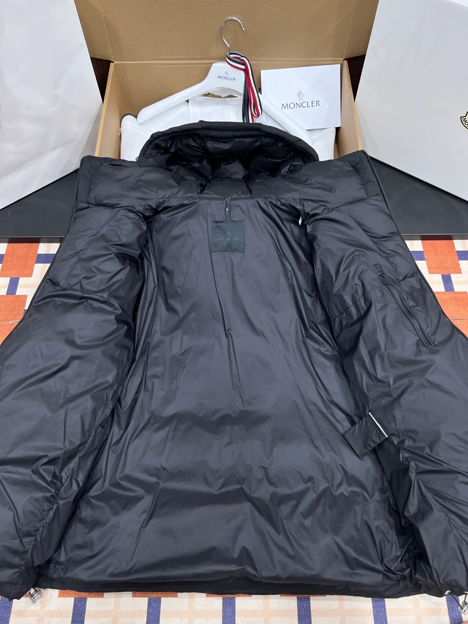 P880 moncler Fusain men's hooded short down jacket Exclusive hot new 2025 autumn and winter 🆕down jacket Original 1:1 customized hardware accessories are all imported and original customization Welcome to compare at the counter Absolute high quality Use top 90 white duck down Super soft Filled with fluffy and full Super heavy workmanship The fabric is well-made 👍The version is perfect Note⚠The fabric is super comfortable Exclusive model Non-market goods Same style for men and women Color Black Gray Size 1 2 3 4 5