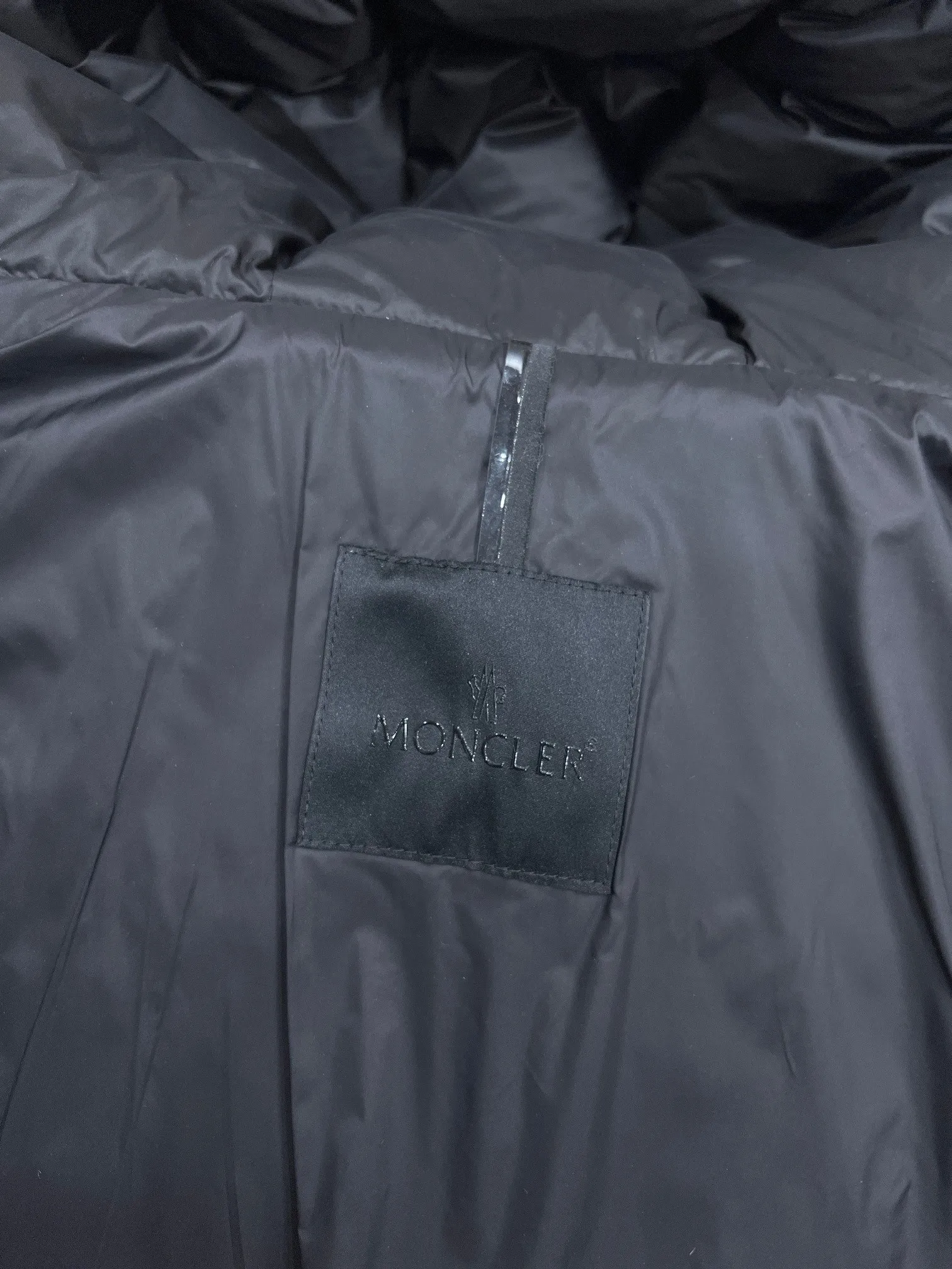 P880 moncler Fusain men's hooded short down jacket Exclusive hot new 2025 autumn and winter 🆕down jacket Original 1:1 customized hardware accessories are all imported and original customization Welcome to compare at the counter Absolute high quality Use top 90 white duck down Super soft Filled with fluffy and full Super heavy workmanship The fabric is well-made 👍The version is perfect Note⚠The fabric is super comfortable Exclusive model Non-market goods Same style for men and women Color Black Gray Size 1 2 3 4 5