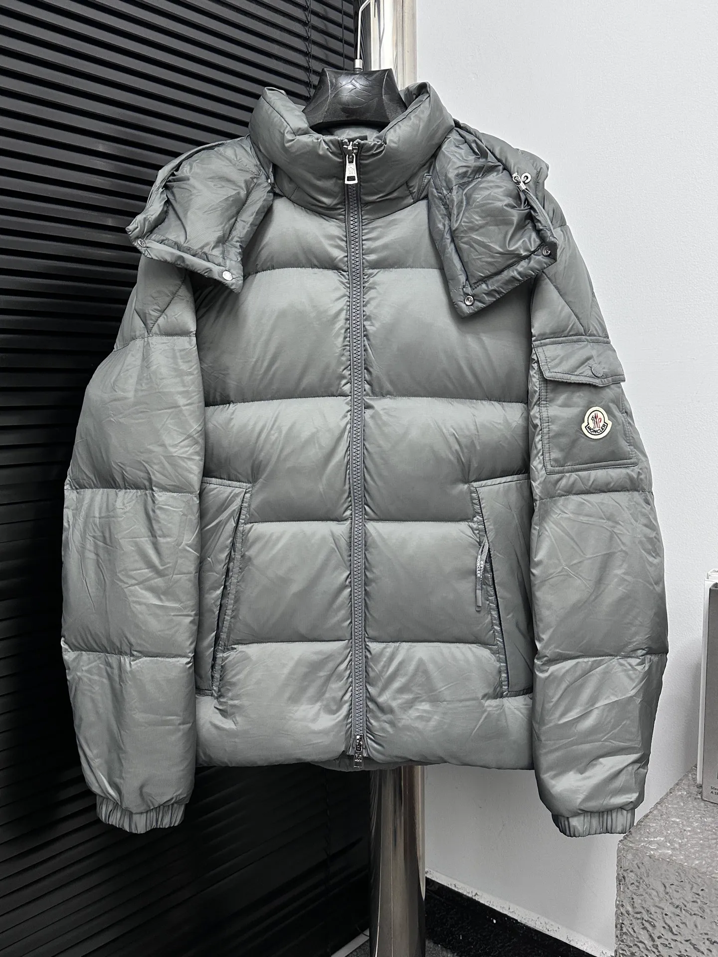 ￼ P880 [Moncler] Mengkou 25 new autumn and winter down jacket. Original customized hardware accessories are all imported and original customization. Welcome to compare. Absolutely high quality. Made of top 90 white duck down. Super soft. Full and fluffy. Super heavy workmanship. Fabric workmanship. 👍Perfect version. Note⚠The fabric is super comfortable. Exclusive model. Non-market goods. Same style for men and women. Color; black gray. Code number: 1 2 3 4 5