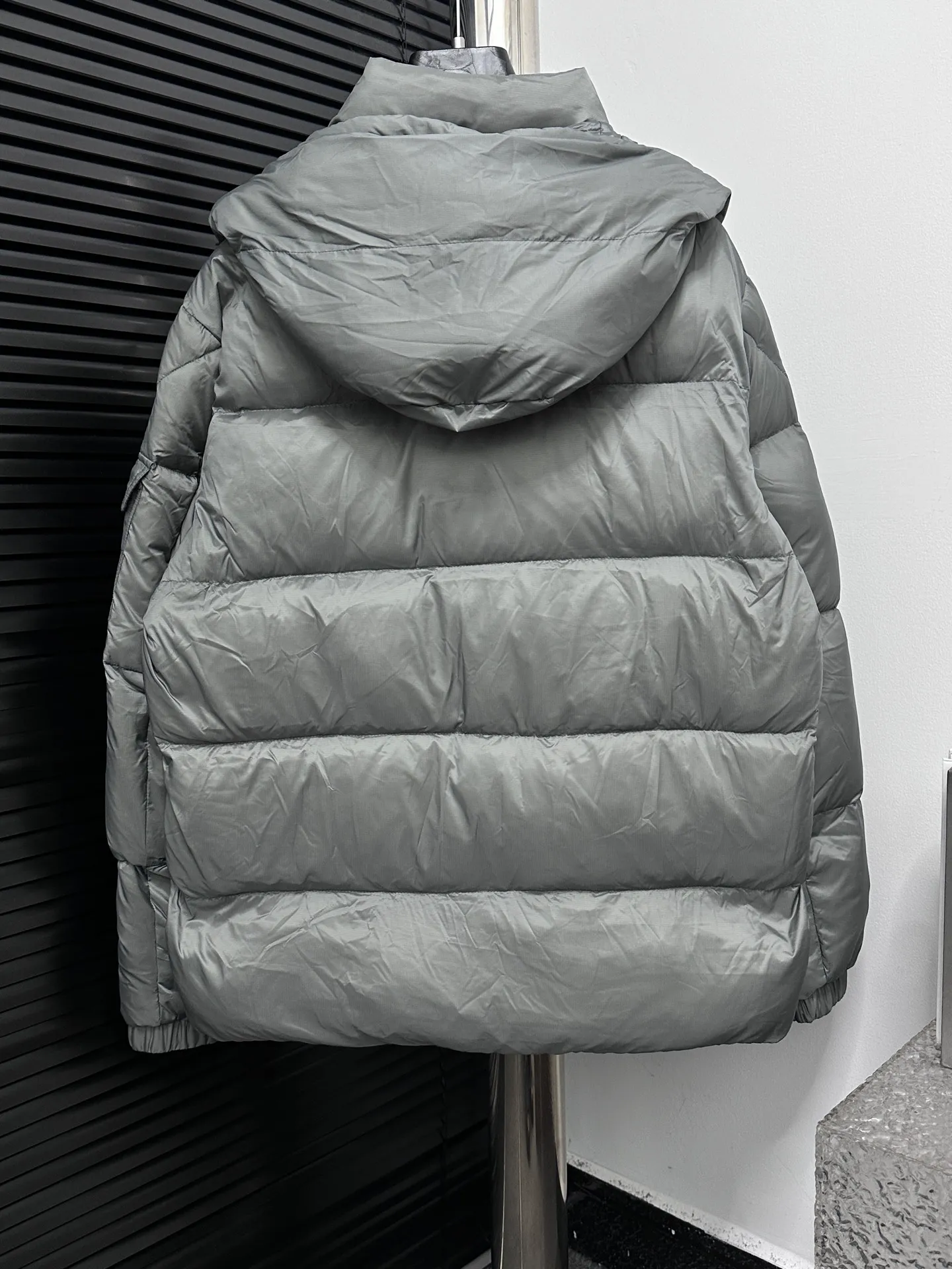 ￼ P880 [Moncler] Mengkou 25 new autumn and winter down jacket. Original customized hardware accessories are all imported and original customization. Welcome to compare. Absolutely high quality. Made of top 90 white duck down. Super soft. Full and fluffy. Super heavy workmanship. Fabric workmanship. 👍Perfect version. Note⚠The fabric is super comfortable. Exclusive model. Non-market goods. Same style for men and women. Color; black gray. Code number: 1 2 3 4 5