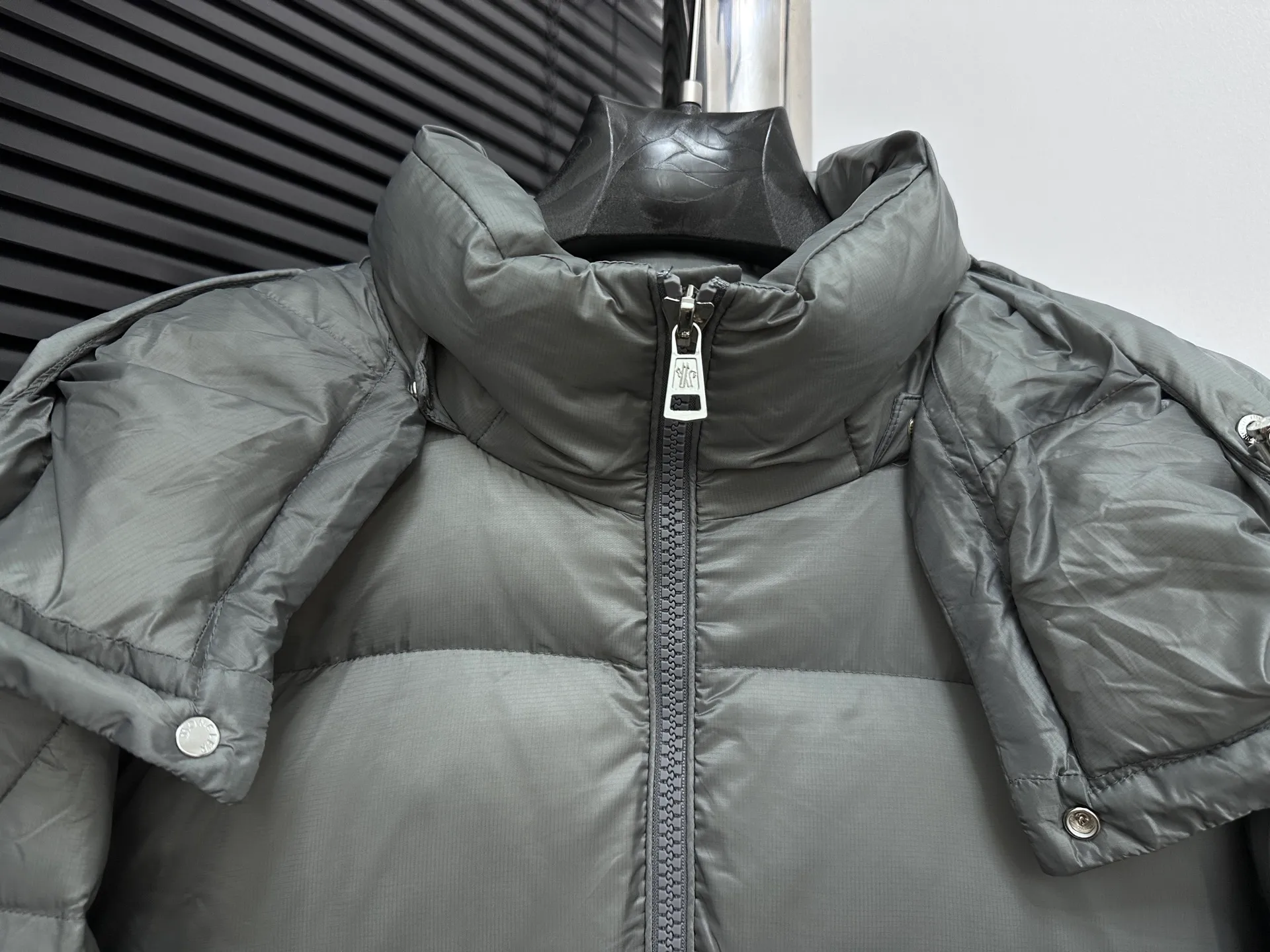 ￼ P880 [Moncler] Mengkou 25 new autumn and winter down jacket. Original customized hardware accessories are all imported and original customization. Welcome to compare. Absolutely high quality. Made of top 90 white duck down. Super soft. Full and fluffy. Super heavy workmanship. Fabric workmanship. 👍Perfect version. Note⚠The fabric is super comfortable. Exclusive model. Non-market goods. Same style for men and women. Color; black gray. Code number: 1 2 3 4 5