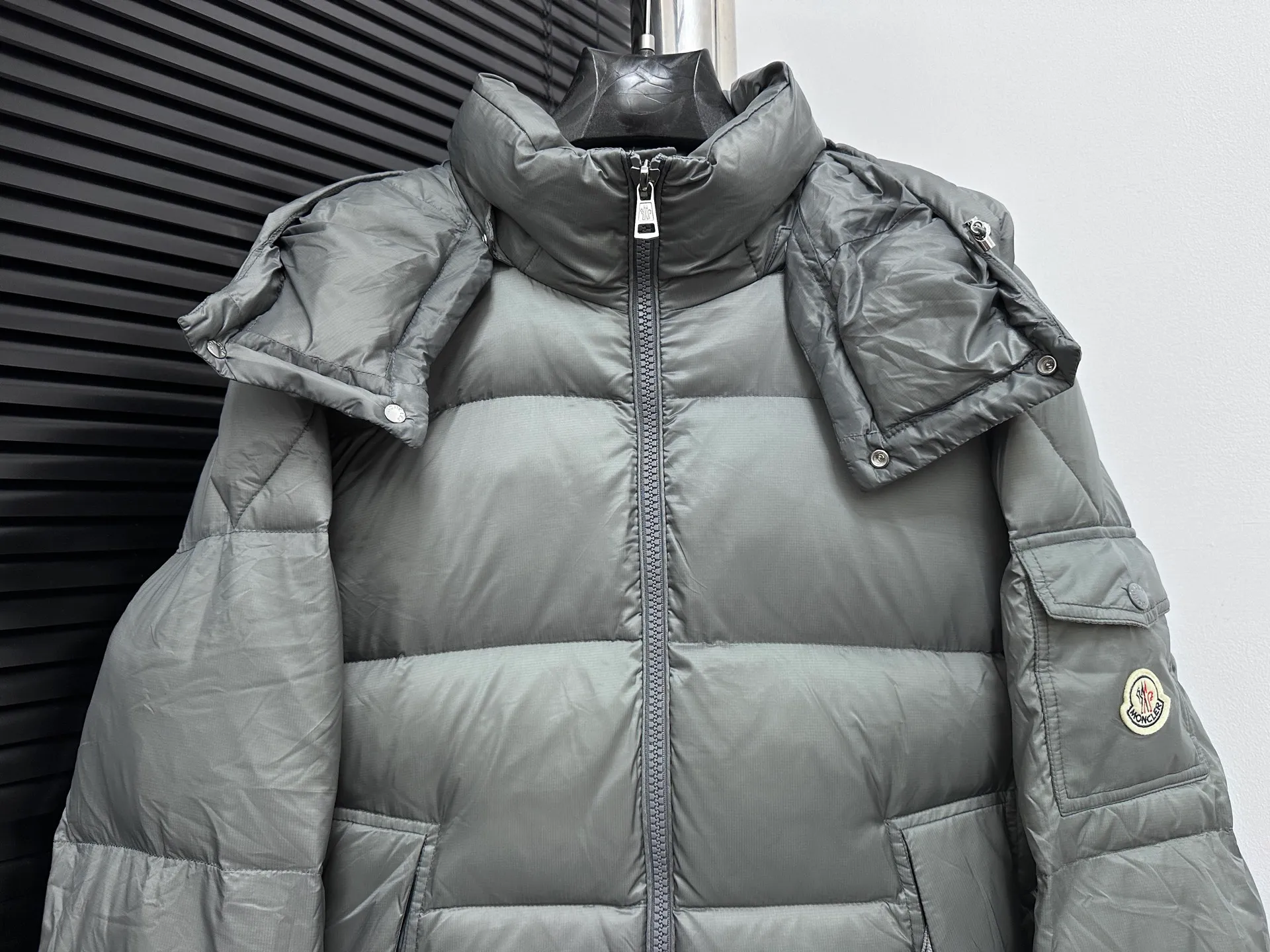 ￼ P880 [Moncler] Mengkou 25 new autumn and winter down jacket. Original customized hardware accessories are all imported and original customization. Welcome to compare. Absolutely high quality. Made of top 90 white duck down. Super soft. Full and fluffy. Super heavy workmanship. Fabric workmanship. 👍Perfect version. Note⚠The fabric is super comfortable. Exclusive model. Non-market goods. Same style for men and women. Color; black gray. Code number: 1 2 3 4 5