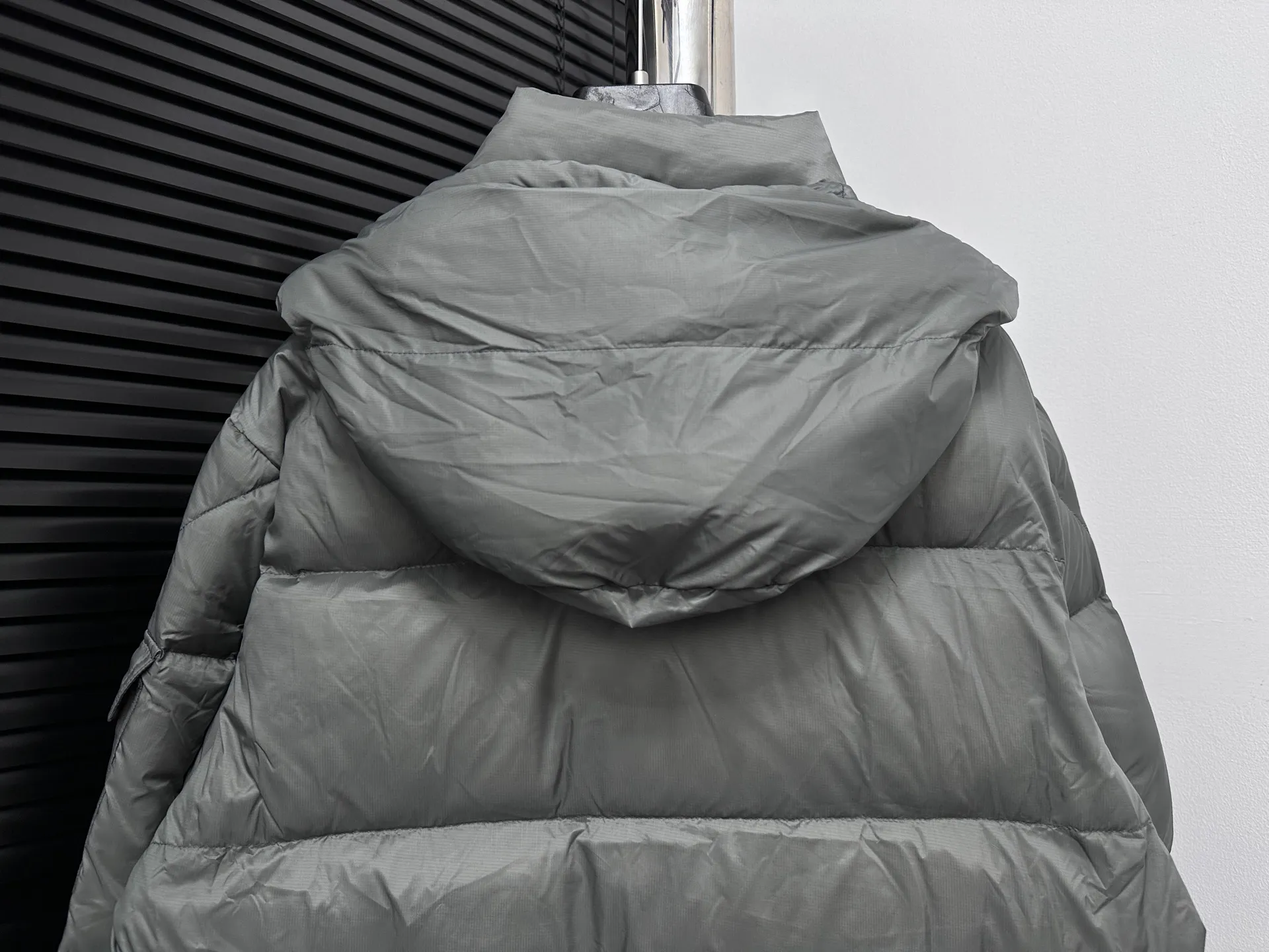 ￼ P880 [Moncler] Mengkou 25 new autumn and winter down jacket. Original customized hardware accessories are all imported and original customization. Welcome to compare. Absolutely high quality. Made of top 90 white duck down. Super soft. Full and fluffy. Super heavy workmanship. Fabric workmanship. 👍Perfect version. Note⚠The fabric is super comfortable. Exclusive model. Non-market goods. Same style for men and women. Color; black gray. Code number: 1 2 3 4 5