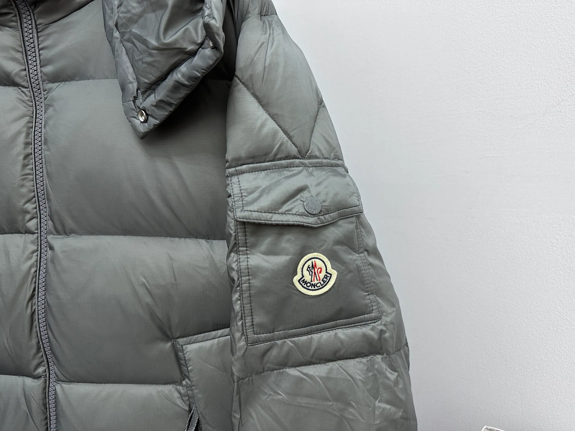 ￼ P880 [Moncler] Mengkou 25 new autumn and winter down jacket. Original customized hardware accessories are all imported and original customization. Welcome to compare. Absolutely high quality. Made of top 90 white duck down. Super soft. Full and fluffy. Super heavy workmanship. Fabric workmanship. 👍Perfect version. Note⚠The fabric is super comfortable. Exclusive model. Non-market goods. Same style for men and women. Color; black gray. Code number: 1 2 3 4 5